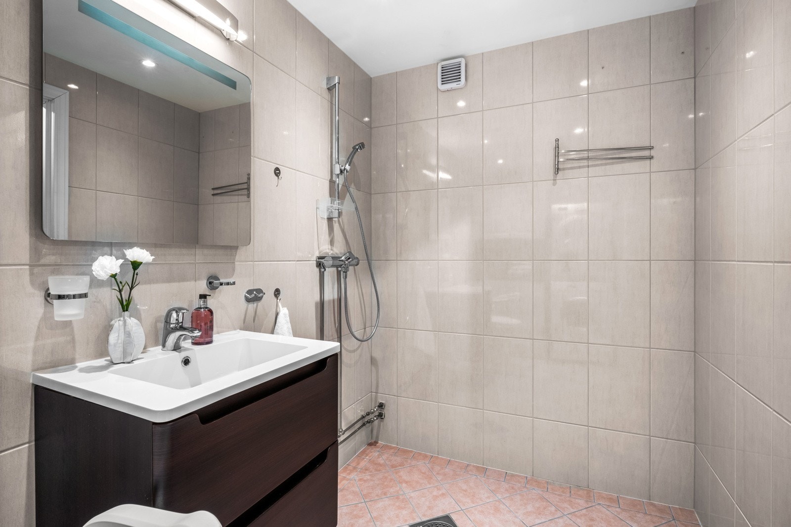 Downlights og gulvvarme på bad Galleribilde