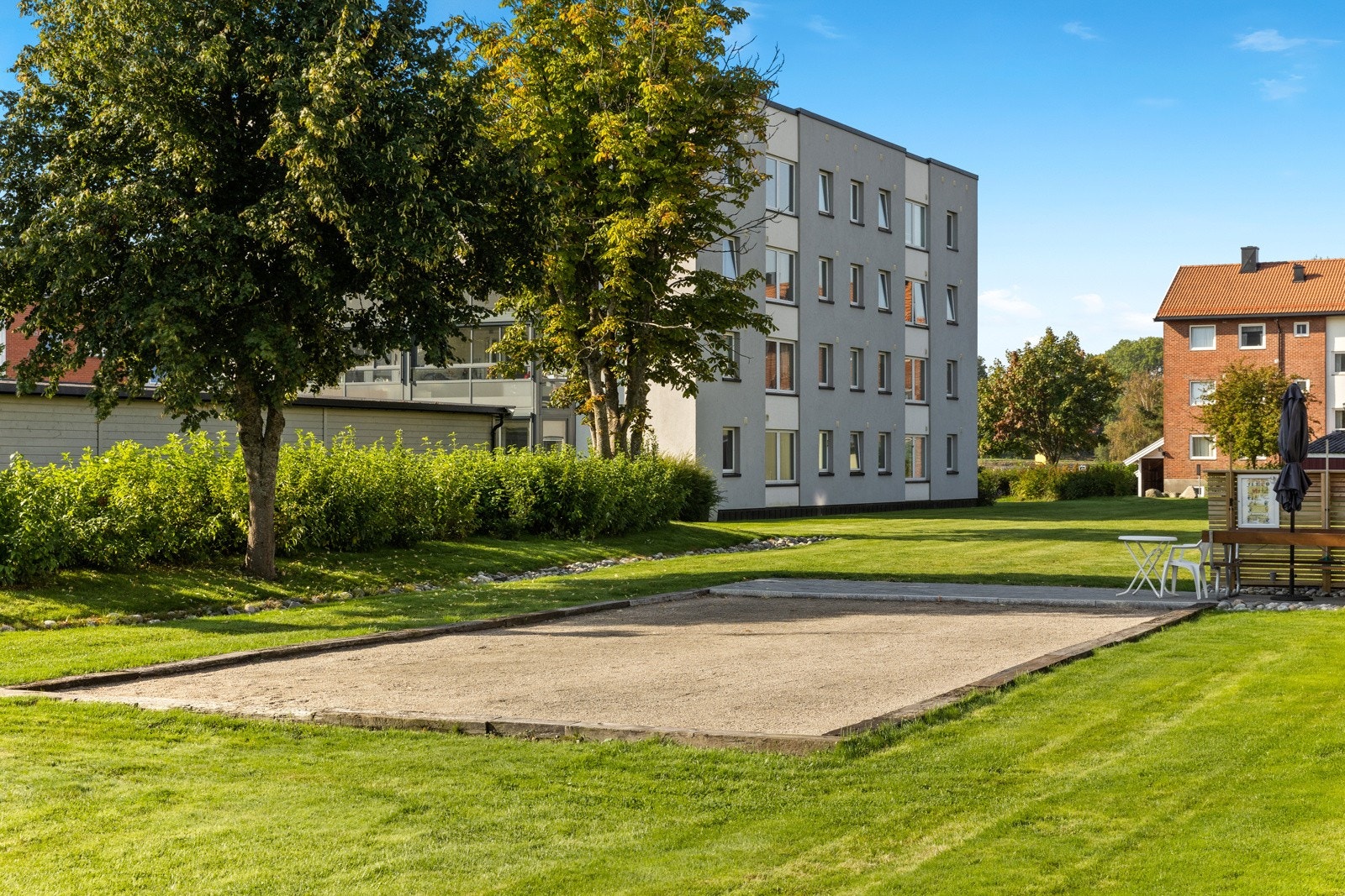 Fra leiligheten er det gangavstand til flere skoler, bussforbindelse, bygferge, dagligvarehandel, idrettsarena og hyggelige kafeer i Gamlebyen Galleribilde