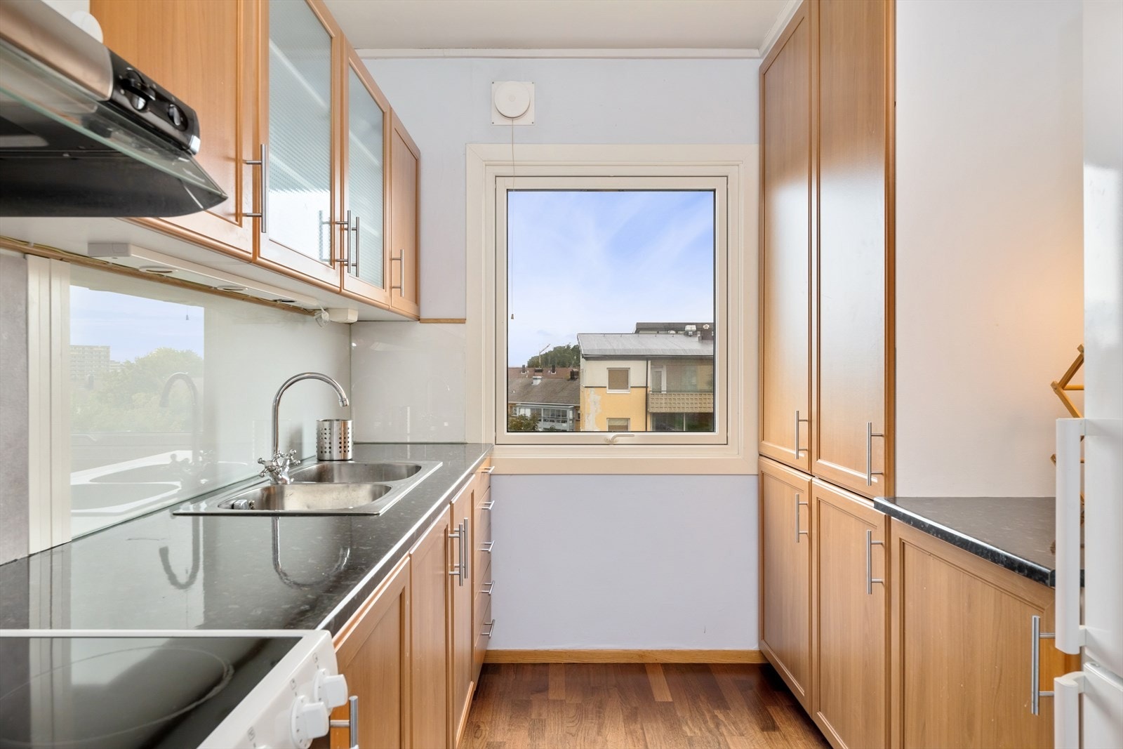 Godt med arbeids- og oppbevaringsplass Galleribilde