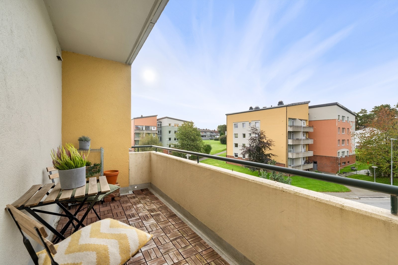 Sørvendt balkong med gode solforhold Galleribilde