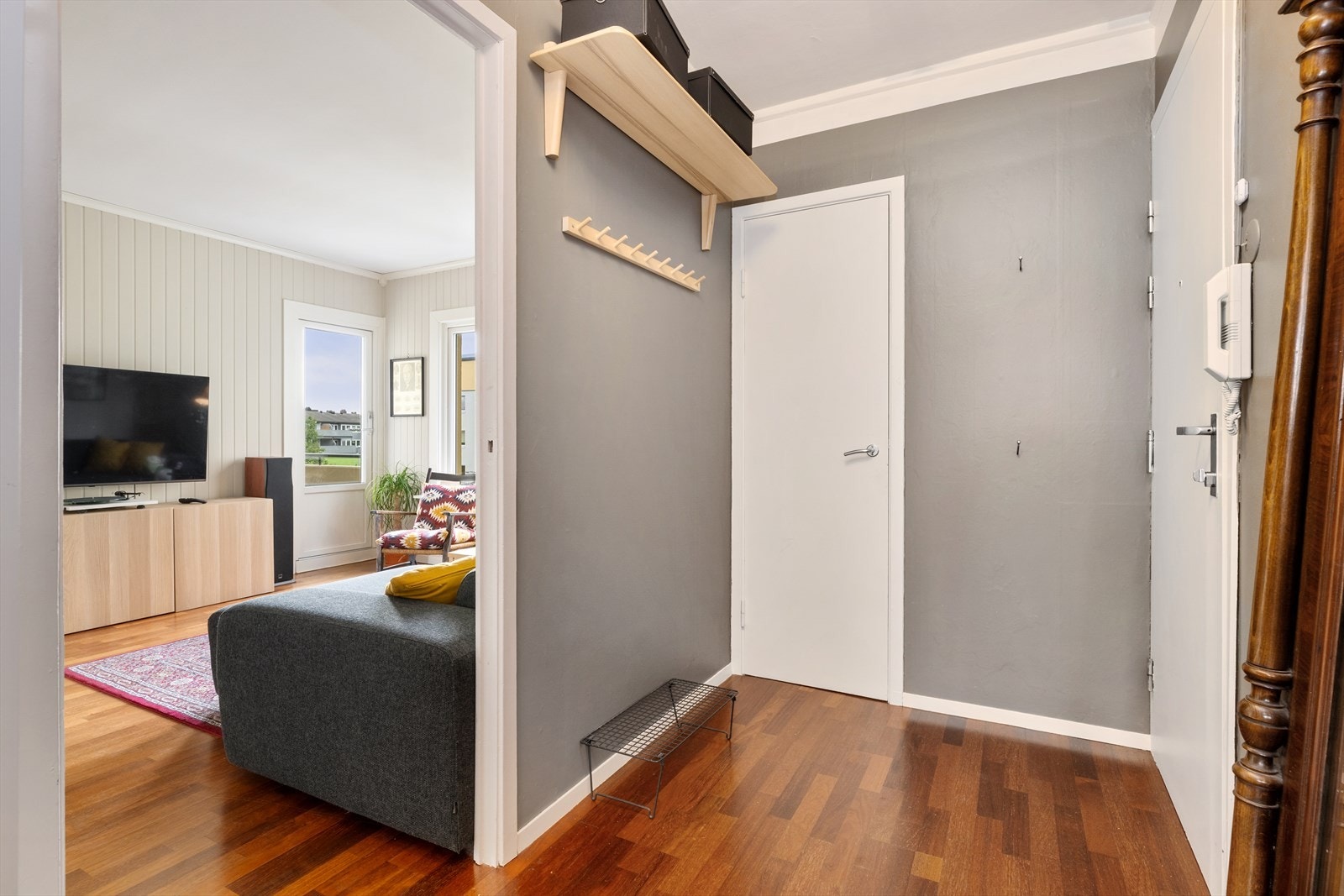 Velkommen inn! Praktisk bod rett inn fra entréen Galleribilde