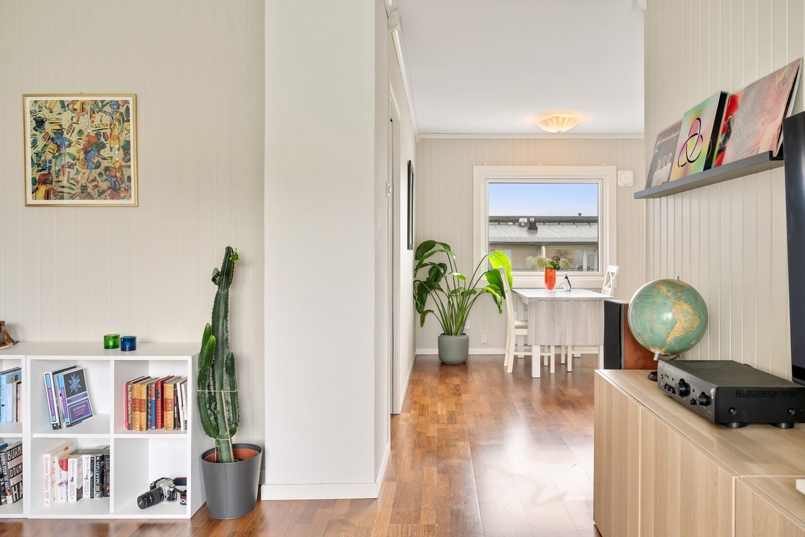 Videre inn til spisestuen Galleribilde