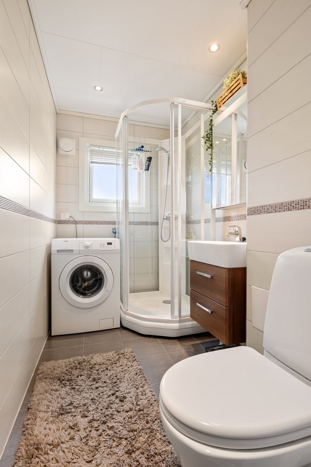 Helfliset bad med opplegg for vaskemaskin og tørketrommel Galleribilde