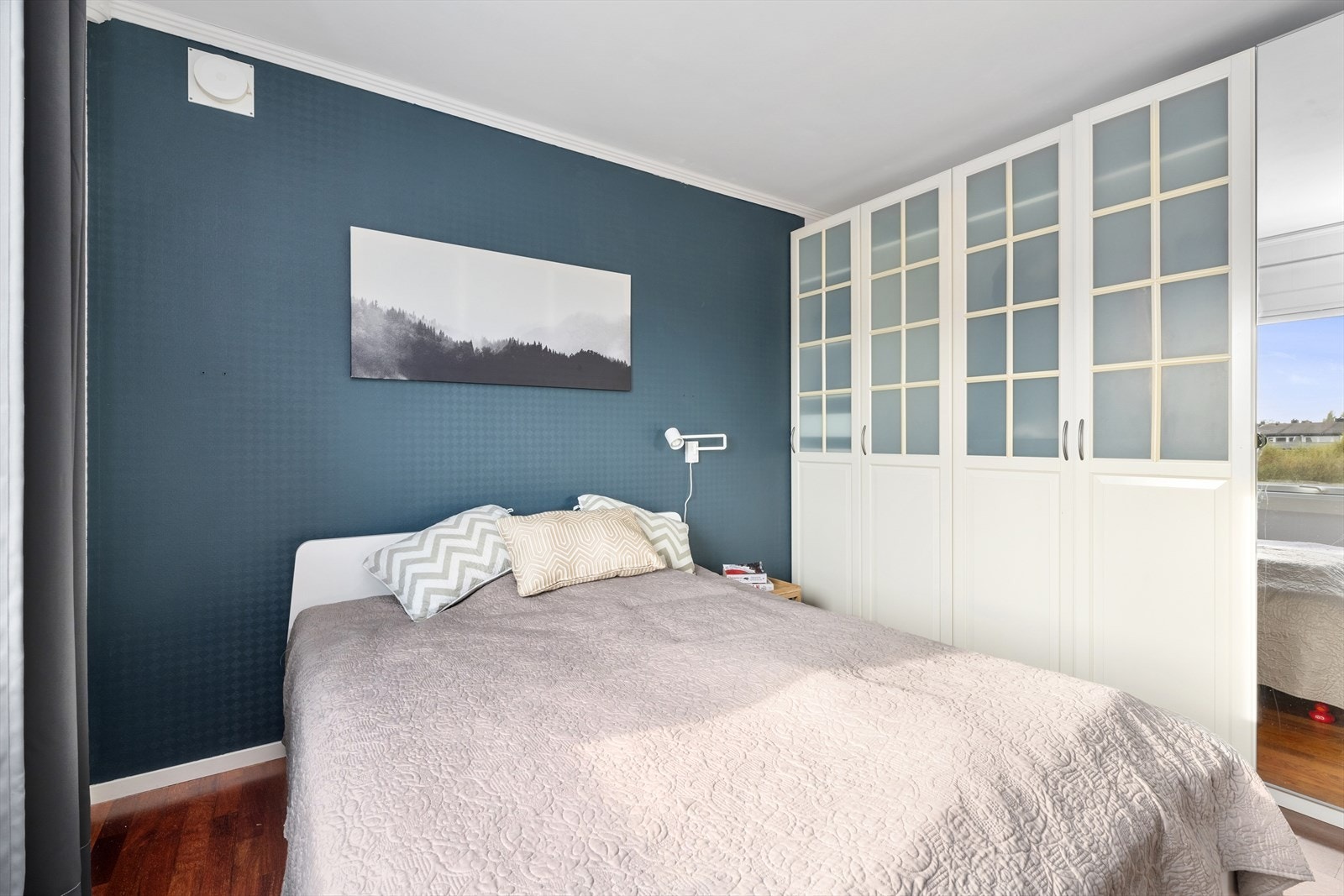 Hovedsoverom med god oppbevaringsplass i garderobeskap Galleribilde