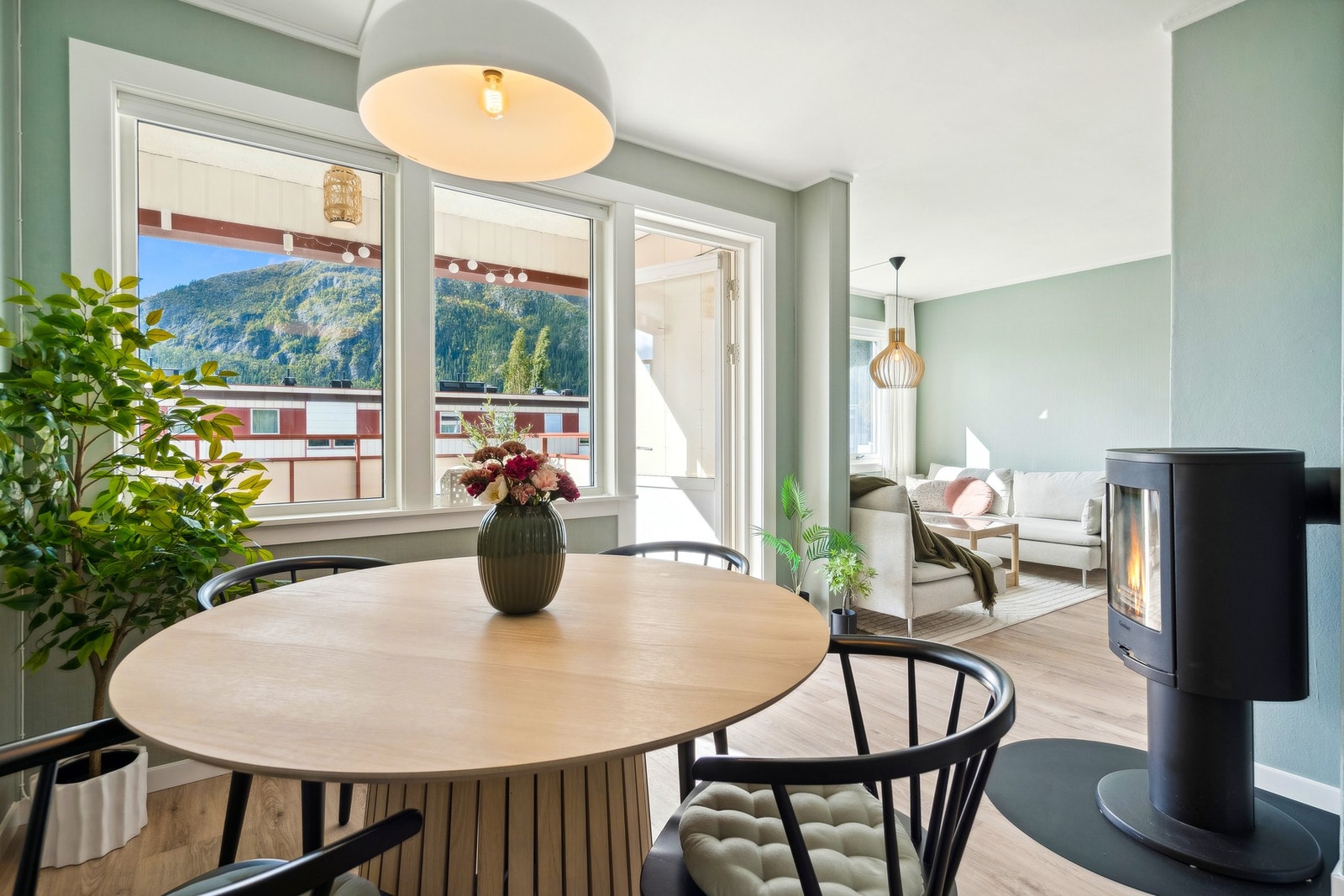 Her bor du i toppetasje med gode solforhold, har en god planløsning og kan nyte livet med en enkel og forutsigbar bolighverdag. Galleribilde