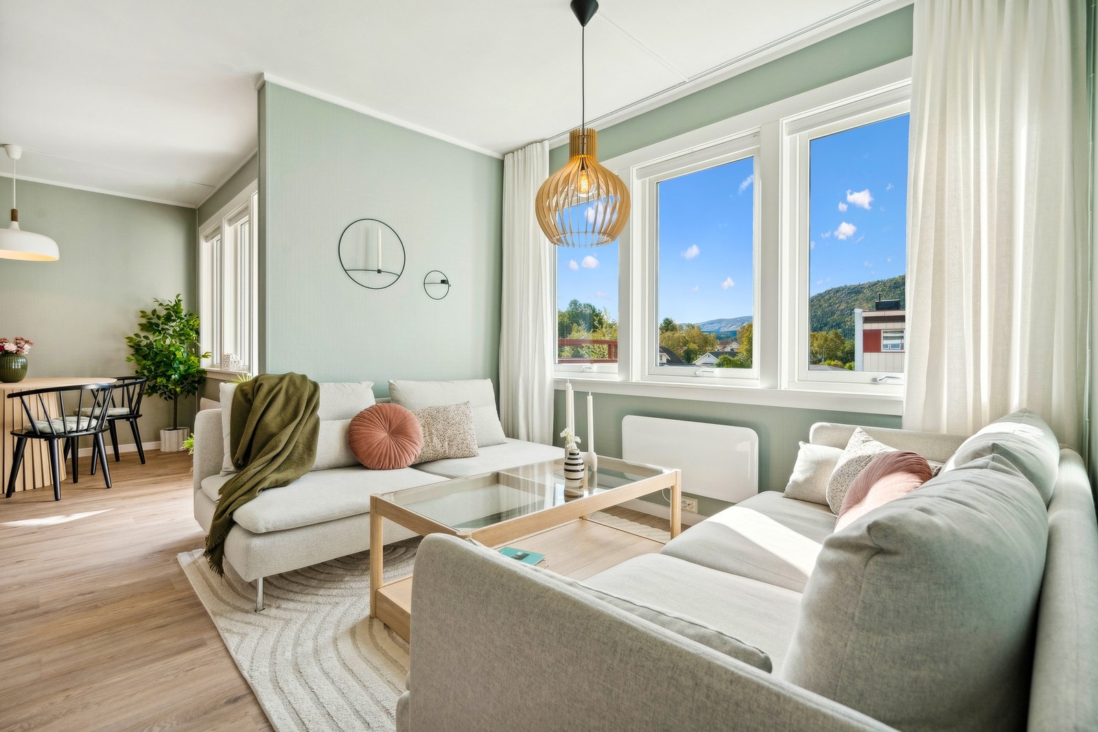 Her er det enkelt å møblere med både spise- og sittegruppe. Galleribilde