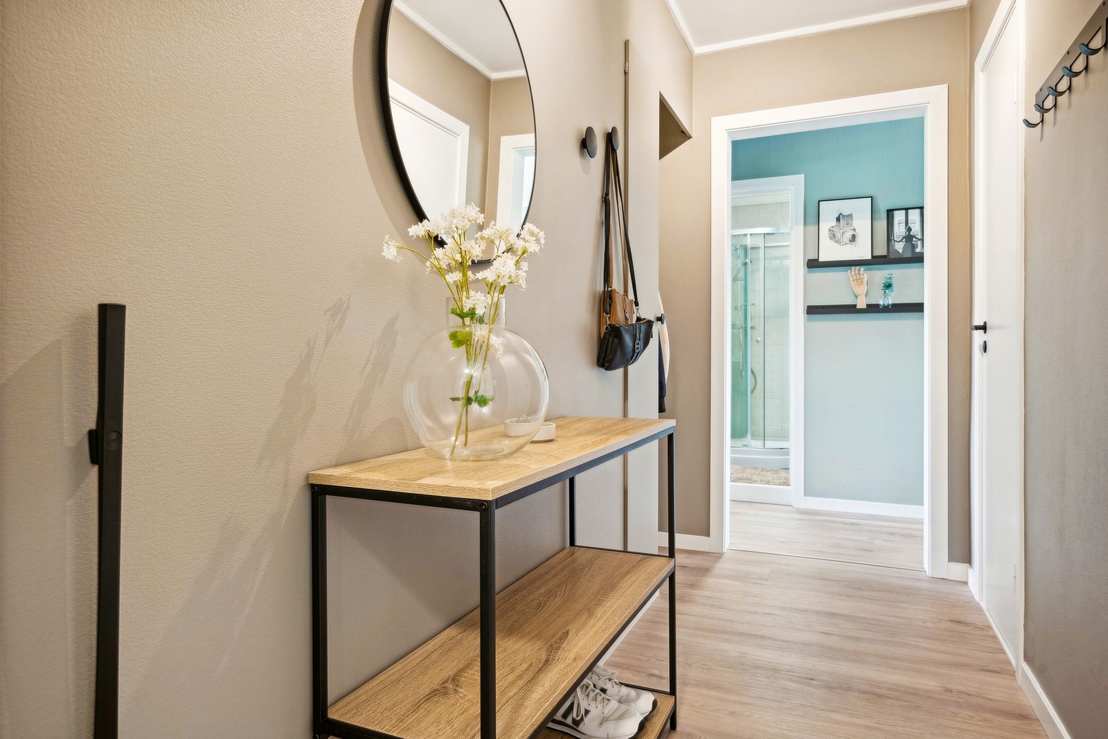 I tilknytning til entré, finner du toalettrom og en innvending bod. Leiligheten disponerer også 2 stk. boder i kjelleren. Galleribilde