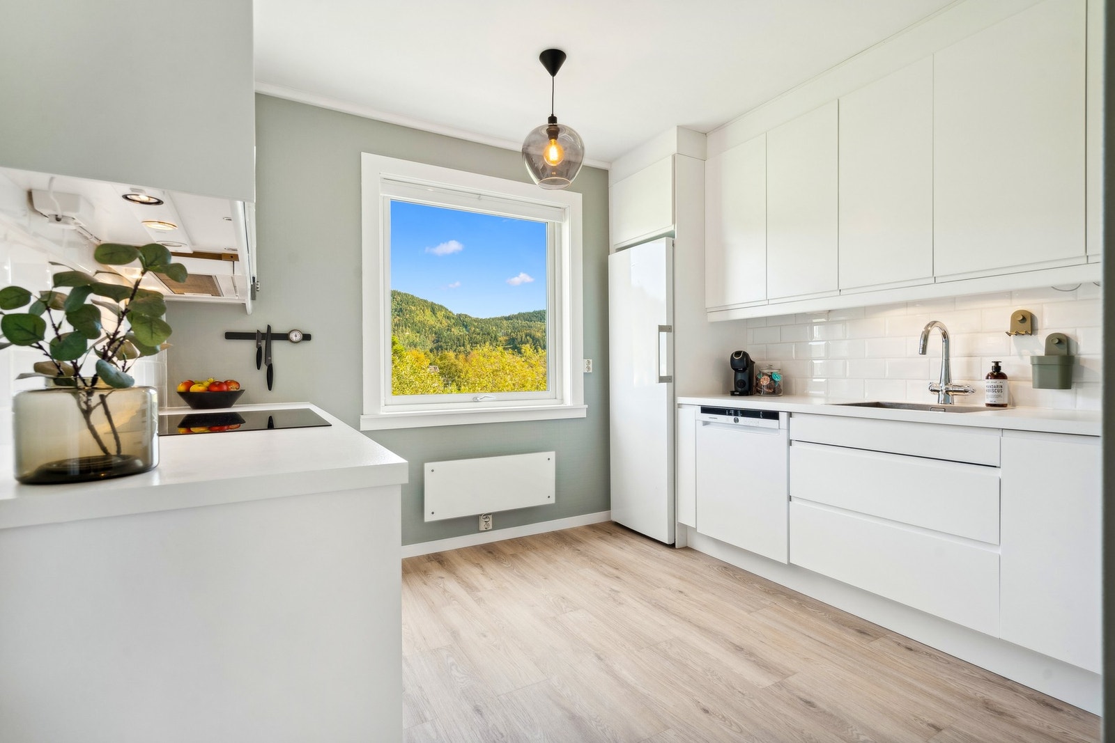 Her får du en delikat 3-roms leilighet som fremstår med nyere overflater gjennomgående. Galleribilde