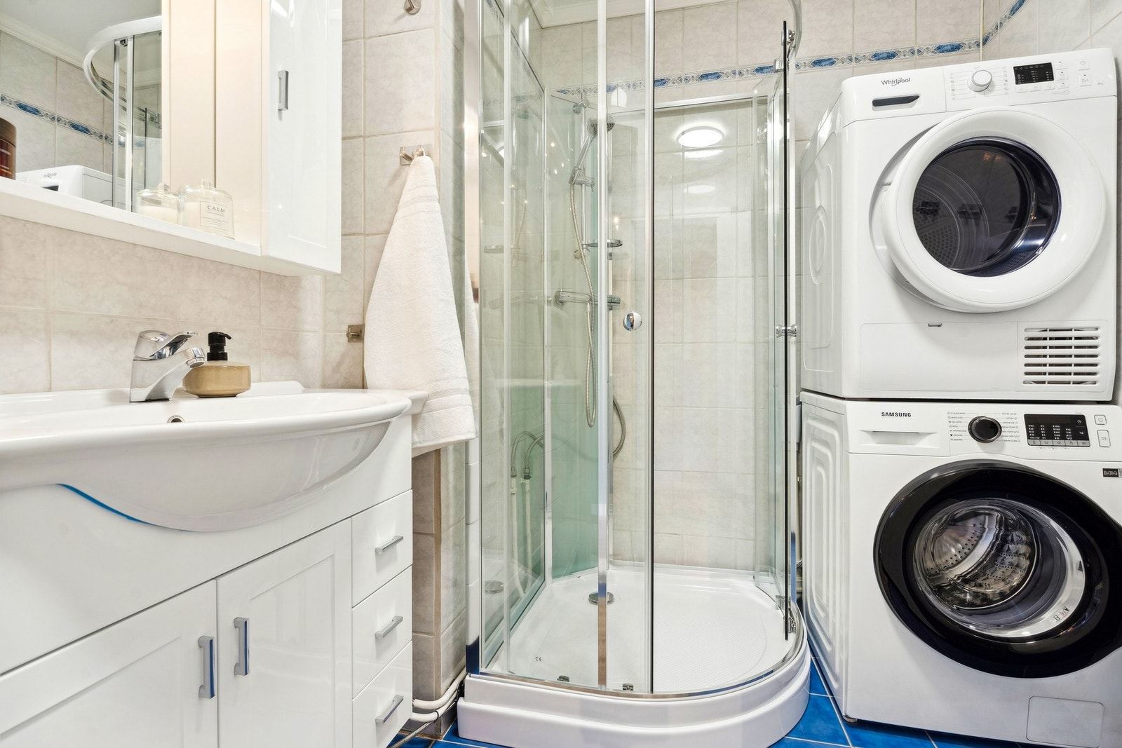 Helfliset bad/vaskerom med opplegg for vaskemaskin. Galleribilde