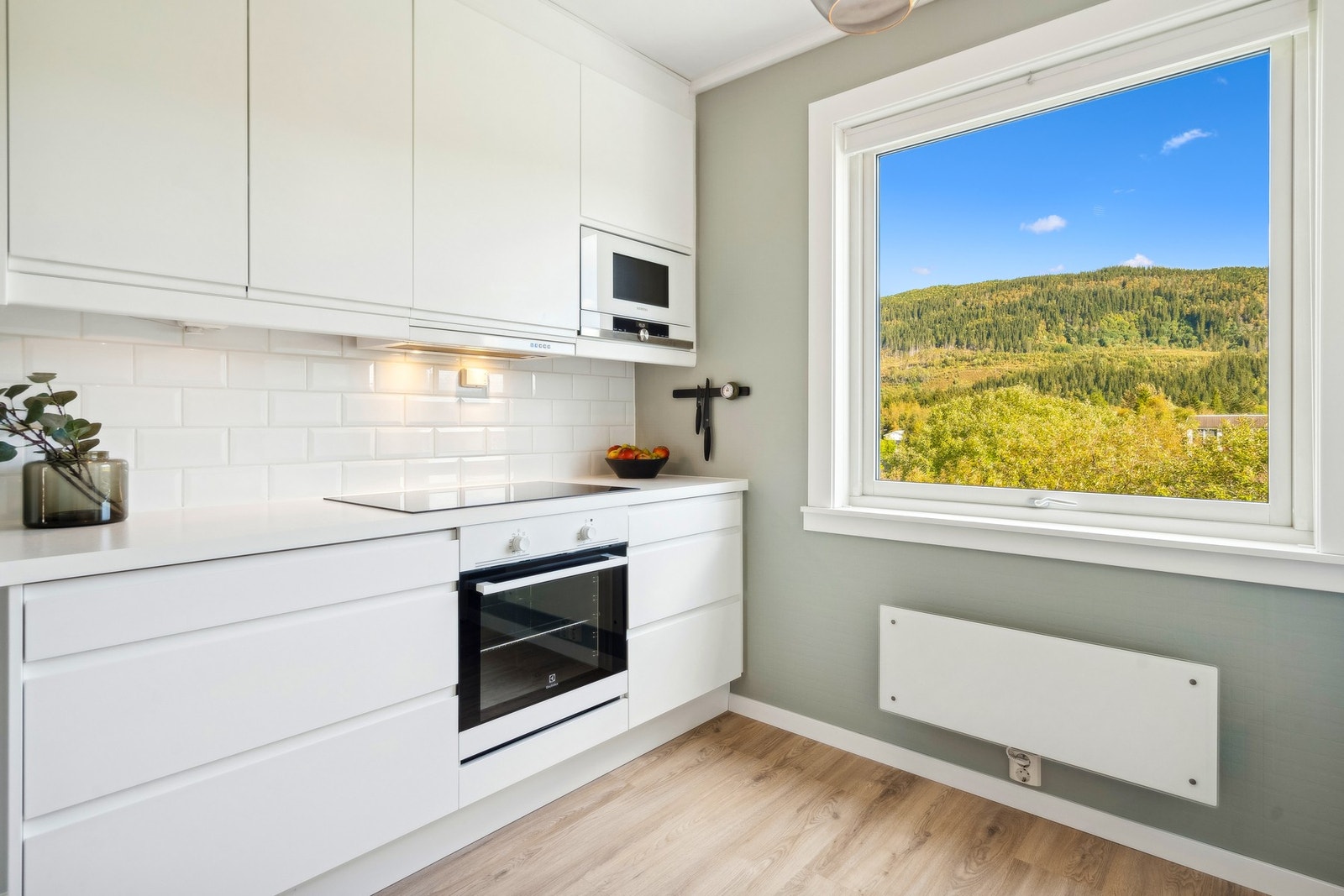 Kjøkkeninnredninger er fra så sent som 2019. I 2023 ble det montert inn ny induksjonstopp. Galleribilde