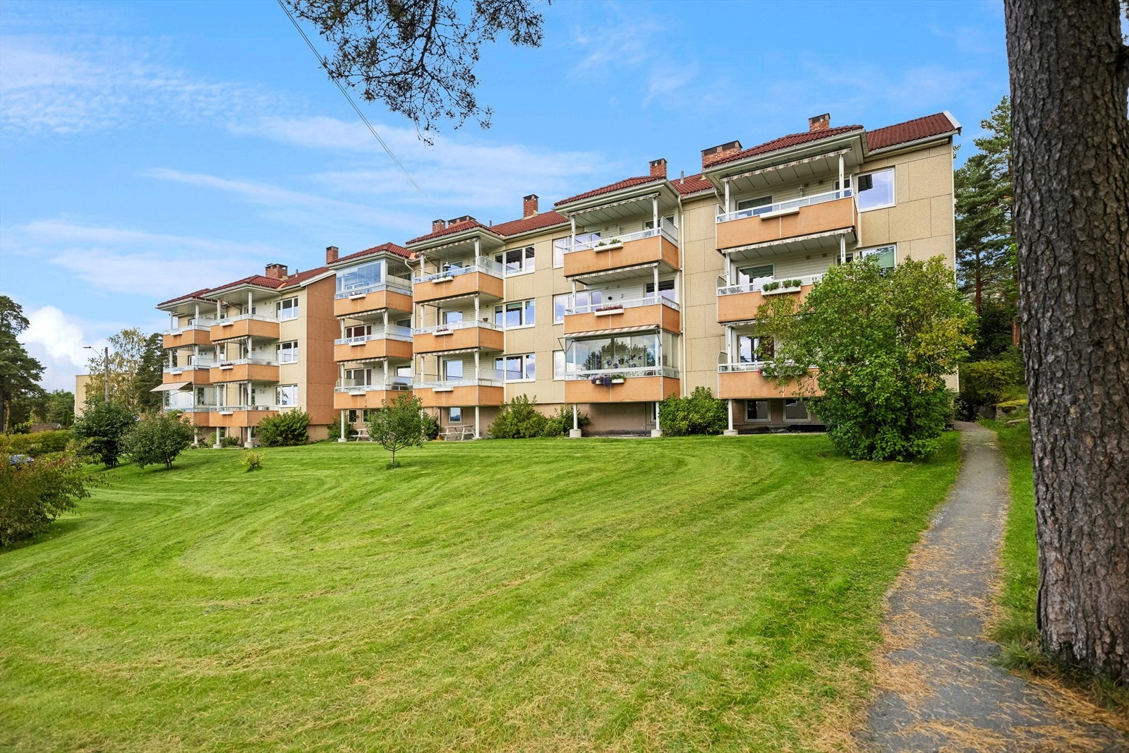 3-roms oppussingsobjekt i 1. etasje med 8 kvm sydvestvendt utsiktsbalkong. Meget gode solforhold ettermiddag og kveld. Galleribilde