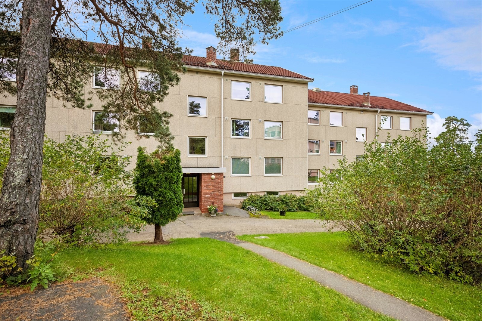 Leiligheten ligger solrikt og attraktivt til på populære Skøyenåsen nær Oppsal i et skjermet og tilbaketrukket boligområde. Galleribilde