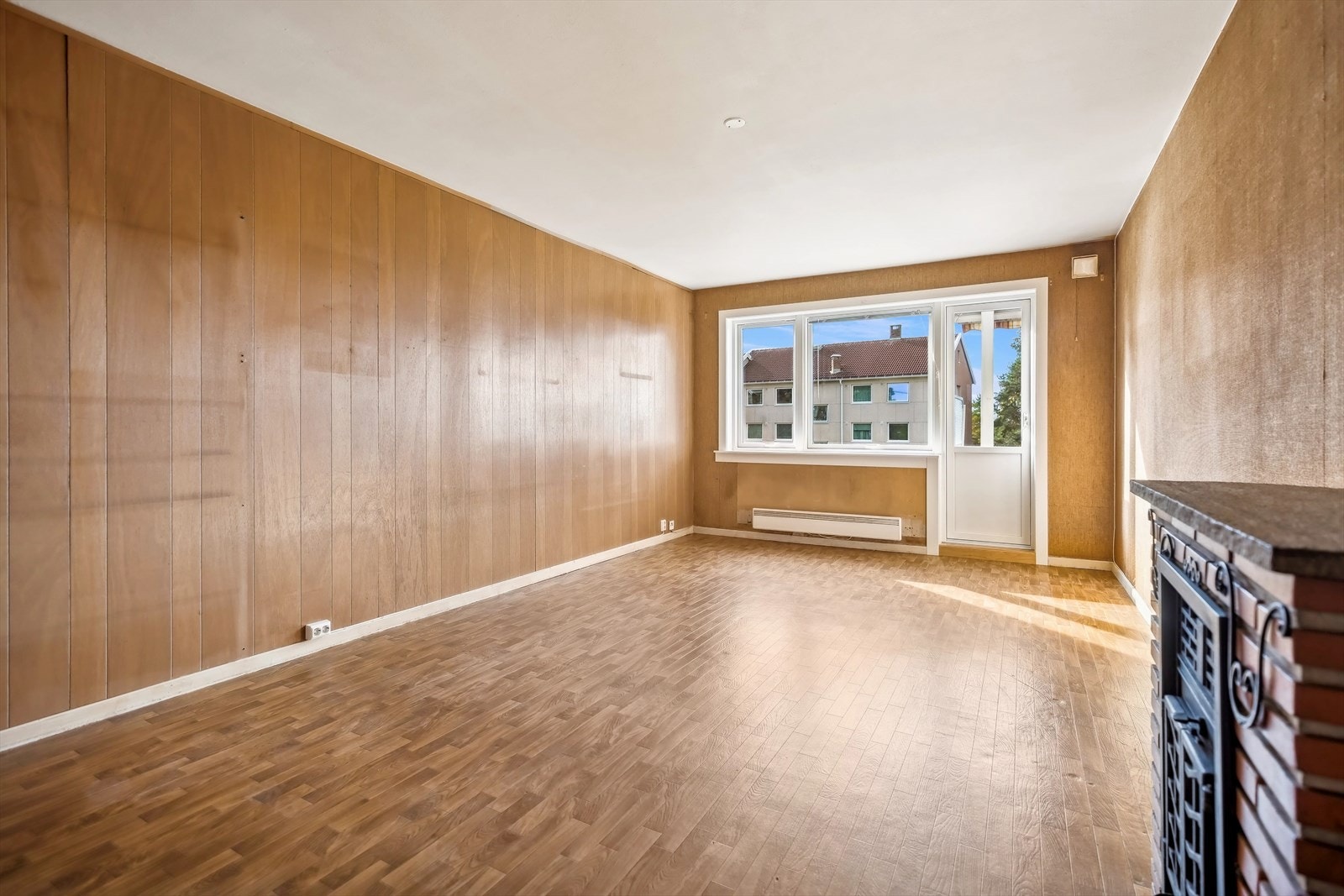 Den flotte stuen lar seg enkelt dele inn i to soner og oppleves som boligens sosiale samlingspunkt. Galleribilde