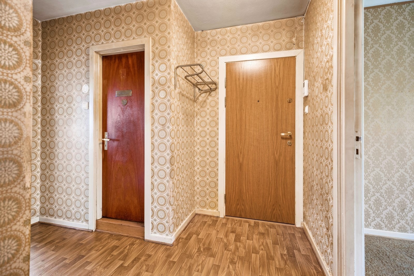 Entrédør i brannklasse B-30 med 40 desibel lydmotstand. Sikringstavle med jordfeilautomater, montert i felles gang. Callinganlegg med lyd og video. Galleribilde