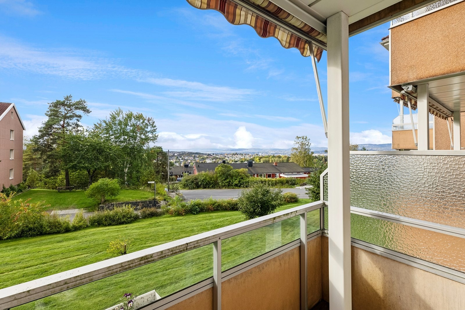 Balkongen oppleves som et ekstra bruksrom på varme og solfylte sommerdager. Galleribilde