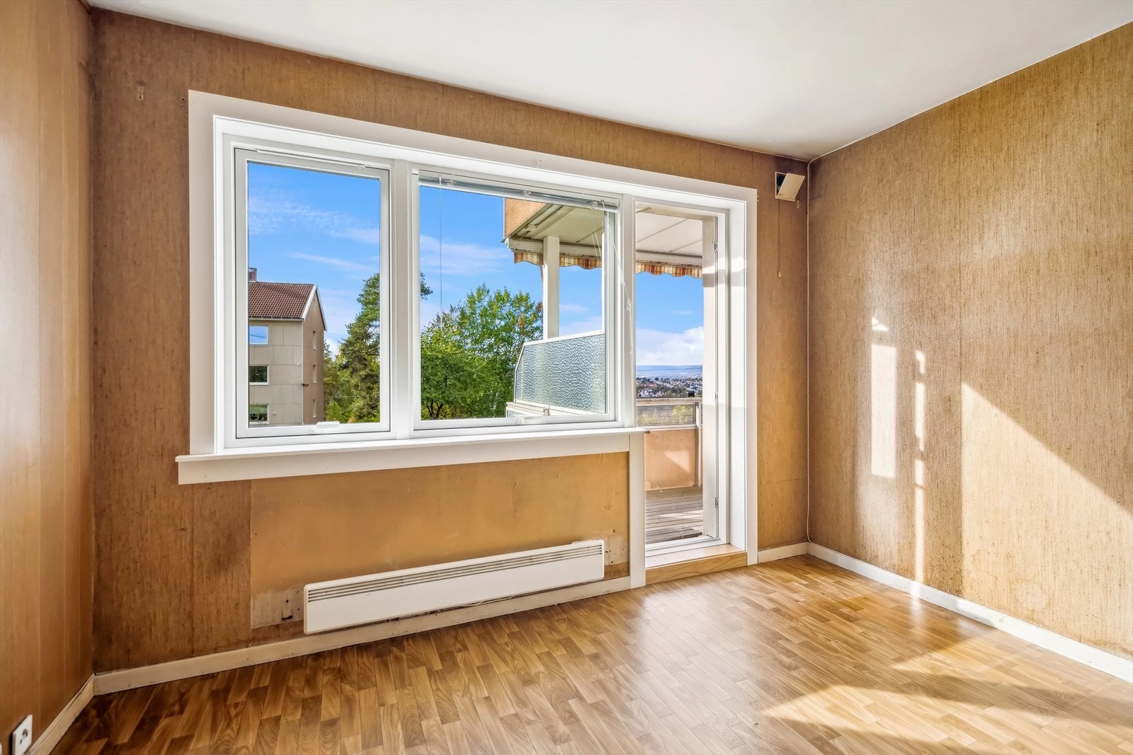 Store vindusflater slipper inn godt med lys og skaper en hyggelig atmosfære i leiligheten. Vinduer samt balkongdør med tolags isolerglass, produsert i 2015. Galleribilde