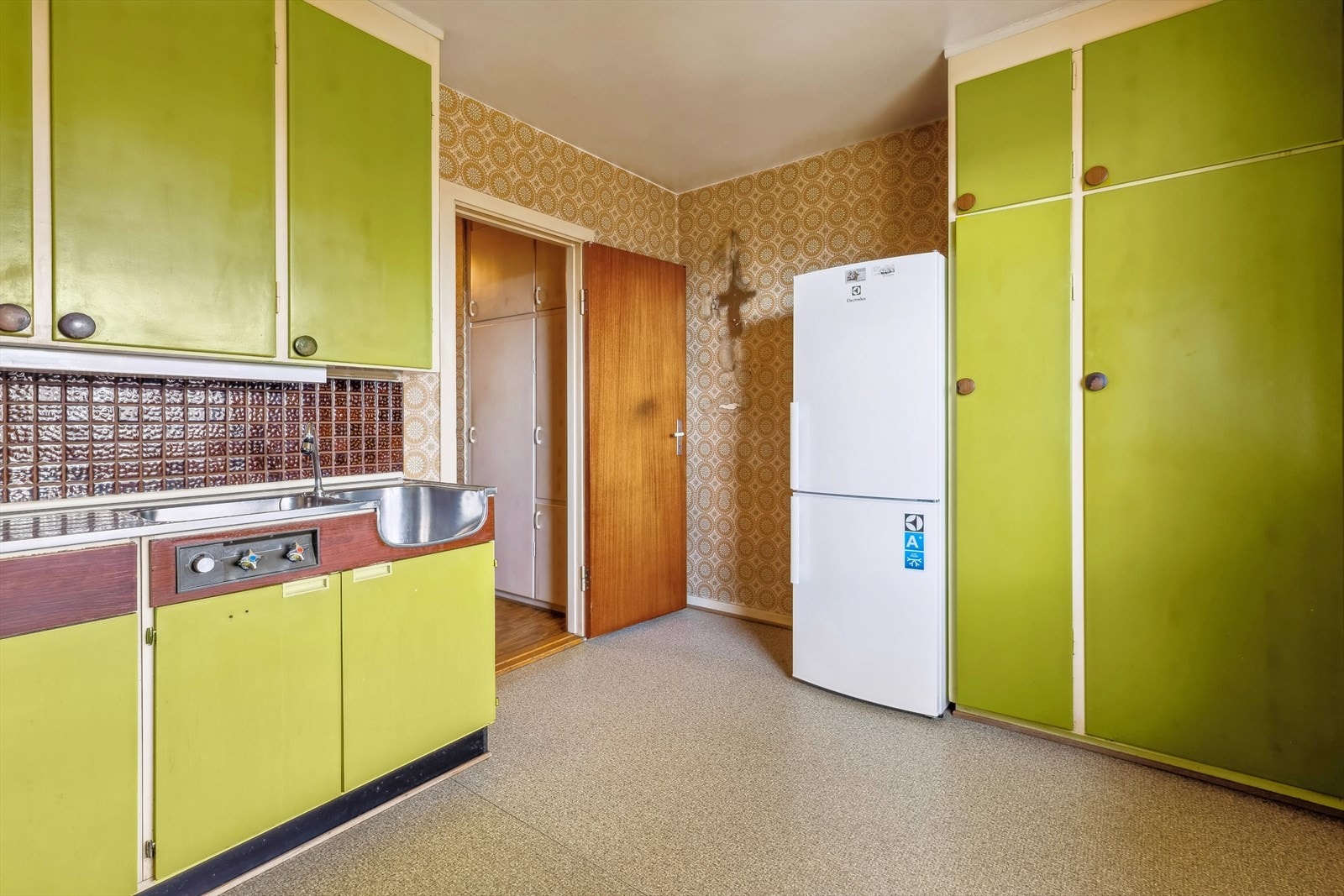 Varmtvannsbereder på 120 liter, produsert i 2010, montert i benkeskap på kjøkken. Galleribilde