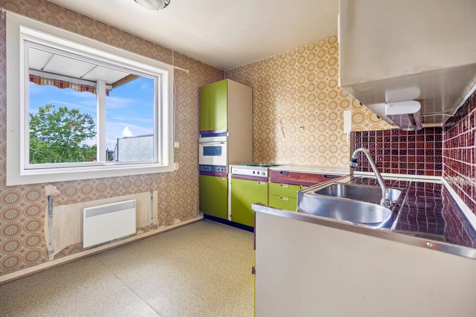 Adskilt kjøkkenløsning med plass til frokostbord, hvor du kan nyte frokosten med hyggelig utsyn. Galleribilde