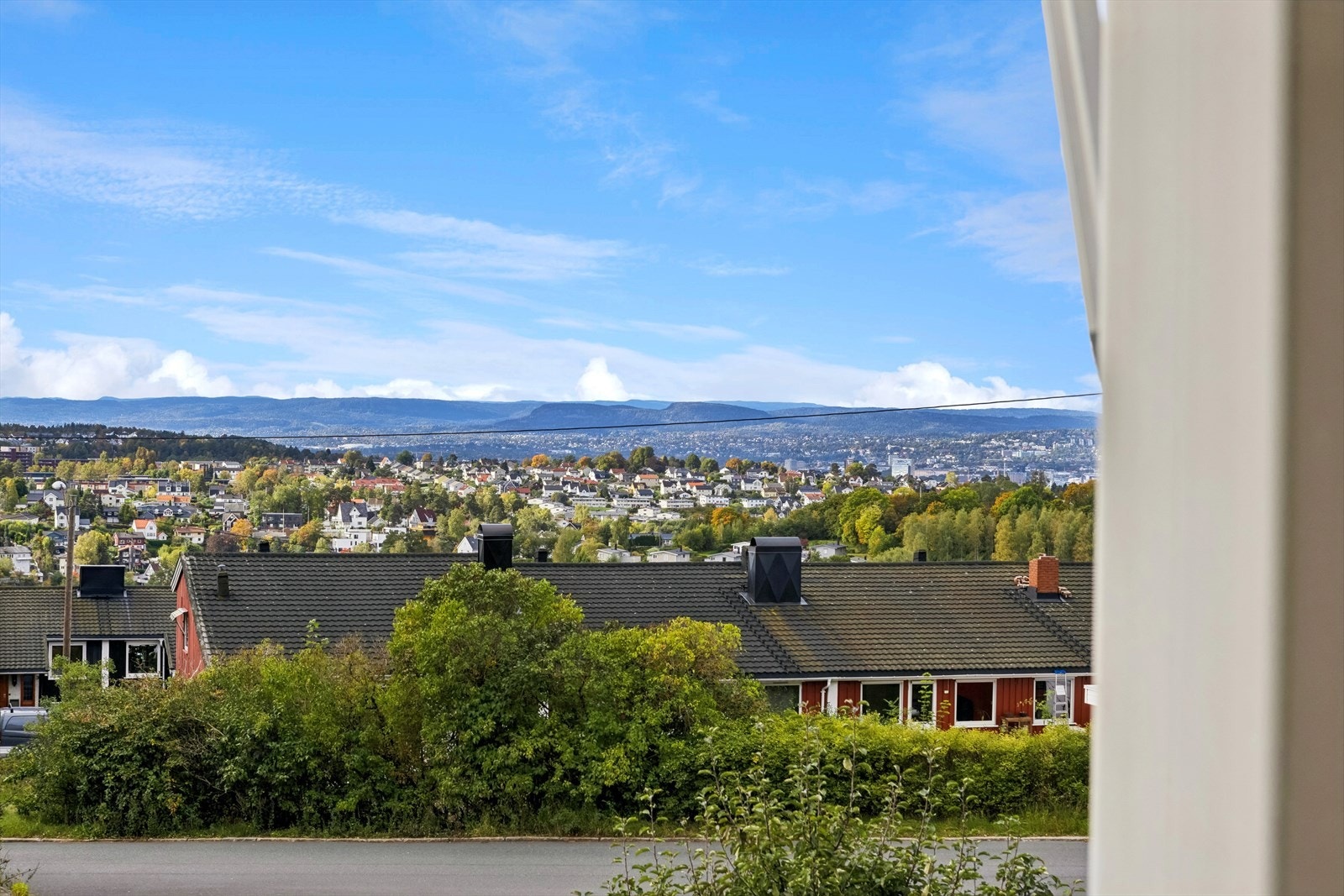 Utsikt fra stue og kjøkken, her kan du trives. Galleribilde