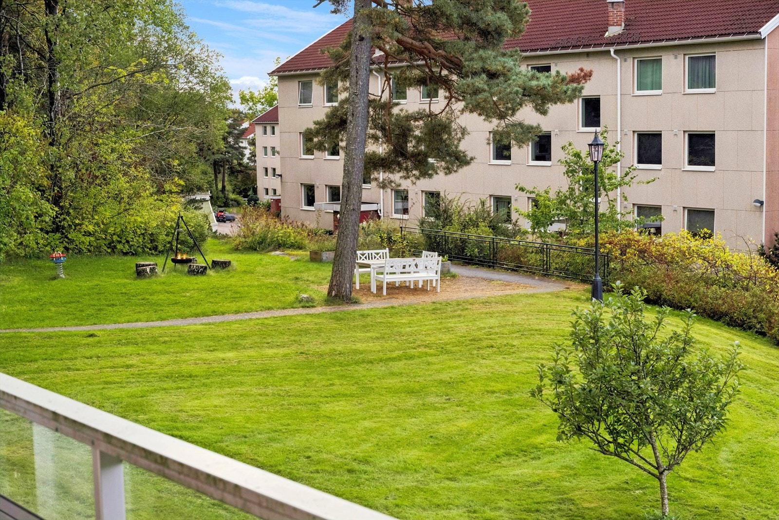 Fra både stuen og balkongen har du en hyggelig utsyn over nærområdet. Lekeplasser, sittegrupper og store grøntarealer i nærheten. Galleribilde