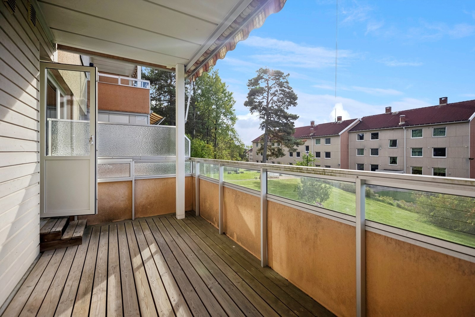 Fra stuen er det utgang til en solrik balkong, her er det plass til utemøblement og beplanting. Galleribilde