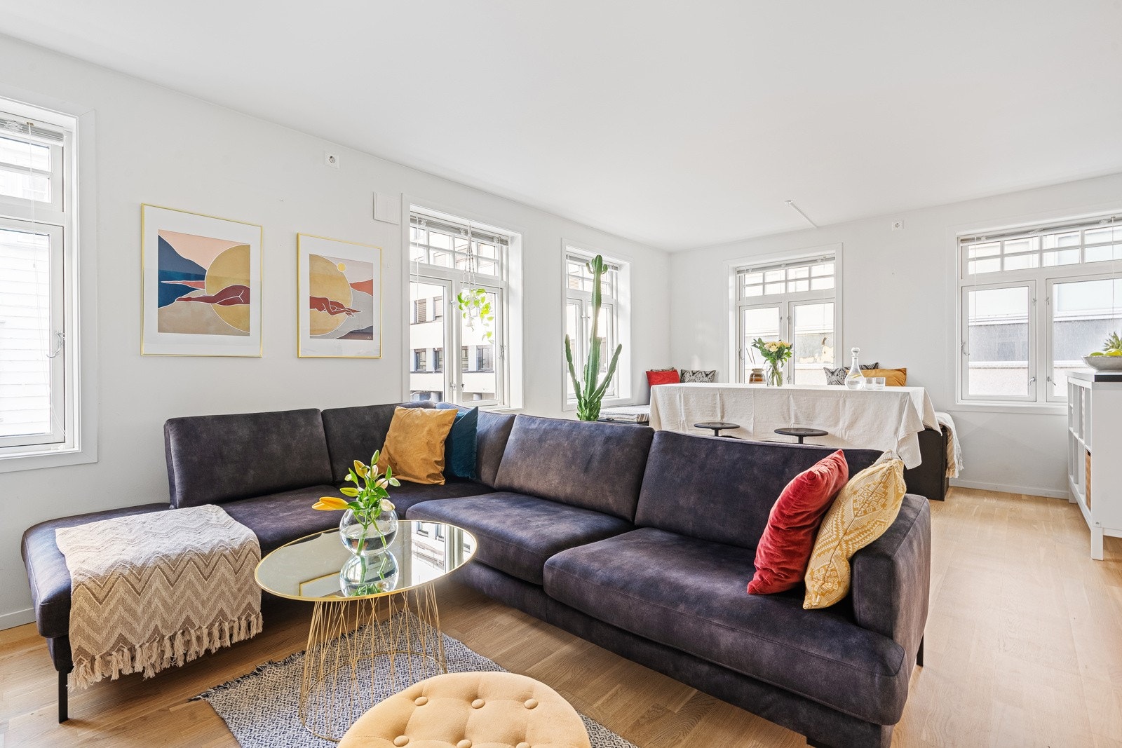 Store vindusflater i to himmelretninger gir en meget lys og luftig romfølelse. Galleribilde