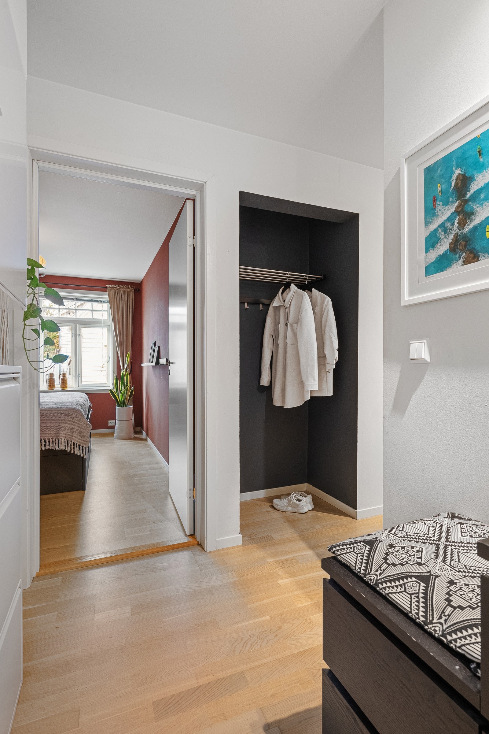 Garderobenisje til ytterklær og sko. Galleribilde