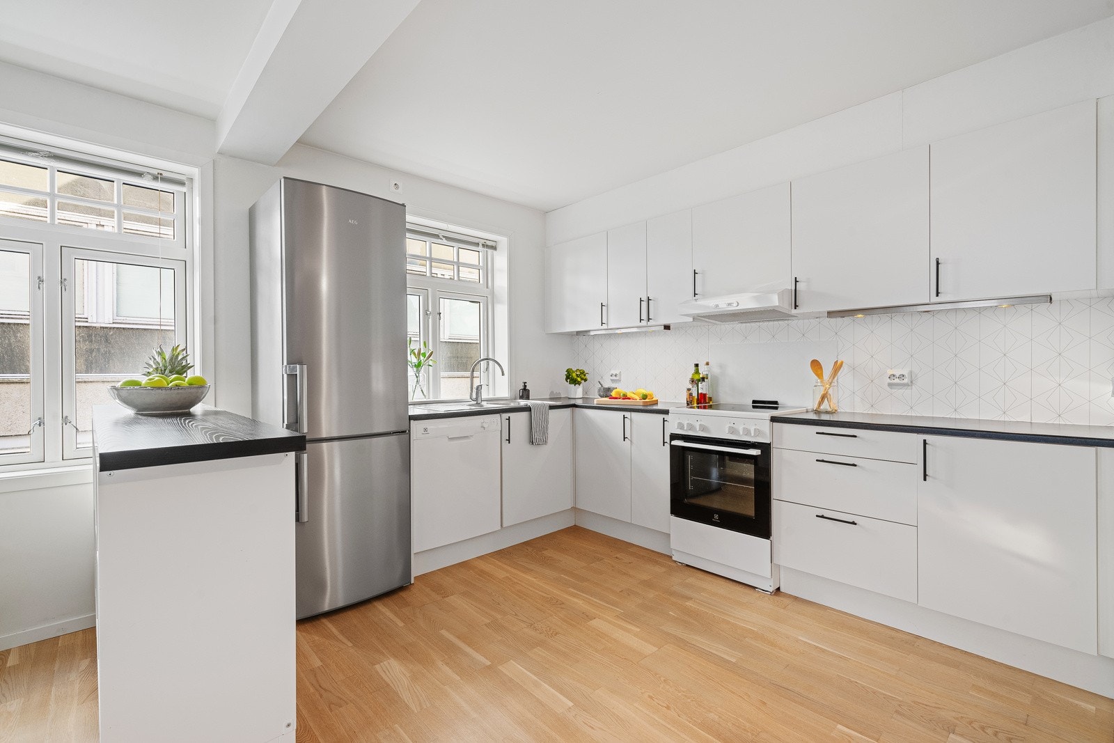 Tidløst kjøkken med åpen løsning mot stuen. Galleribilde