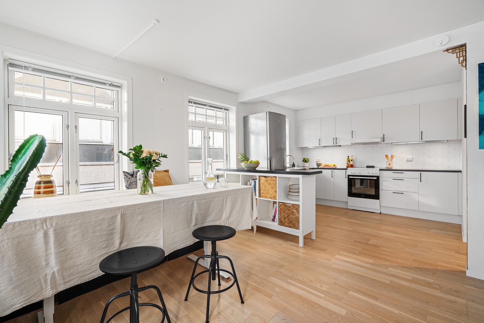 Gled deg til å invitere gode venner på middag og noe godt i glasset. Galleribilde