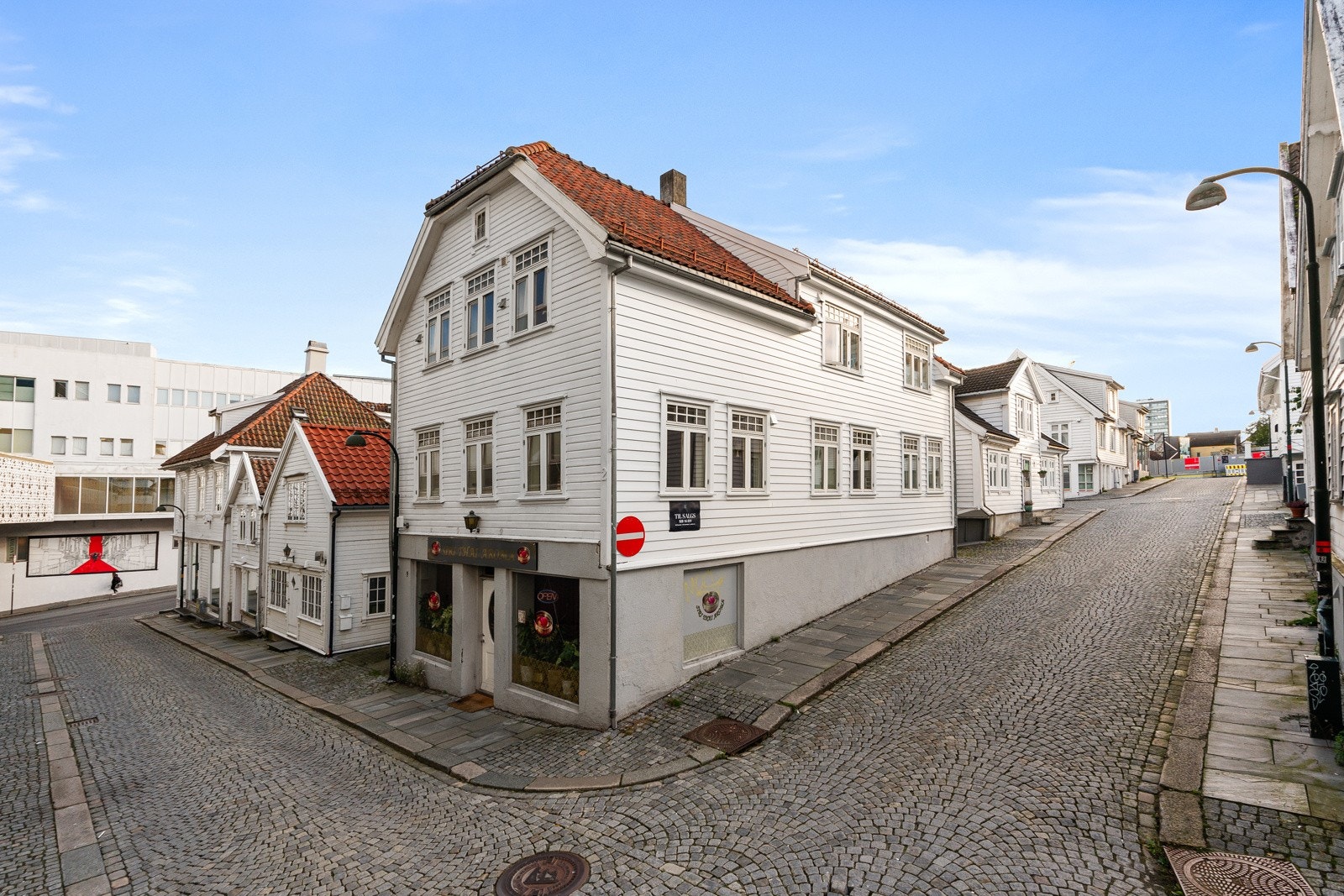 Leiligheten har en luftig beliggenhet på hjørnet i 2. etasje. Fasaden ble rehabilitert i 2022. Galleribilde