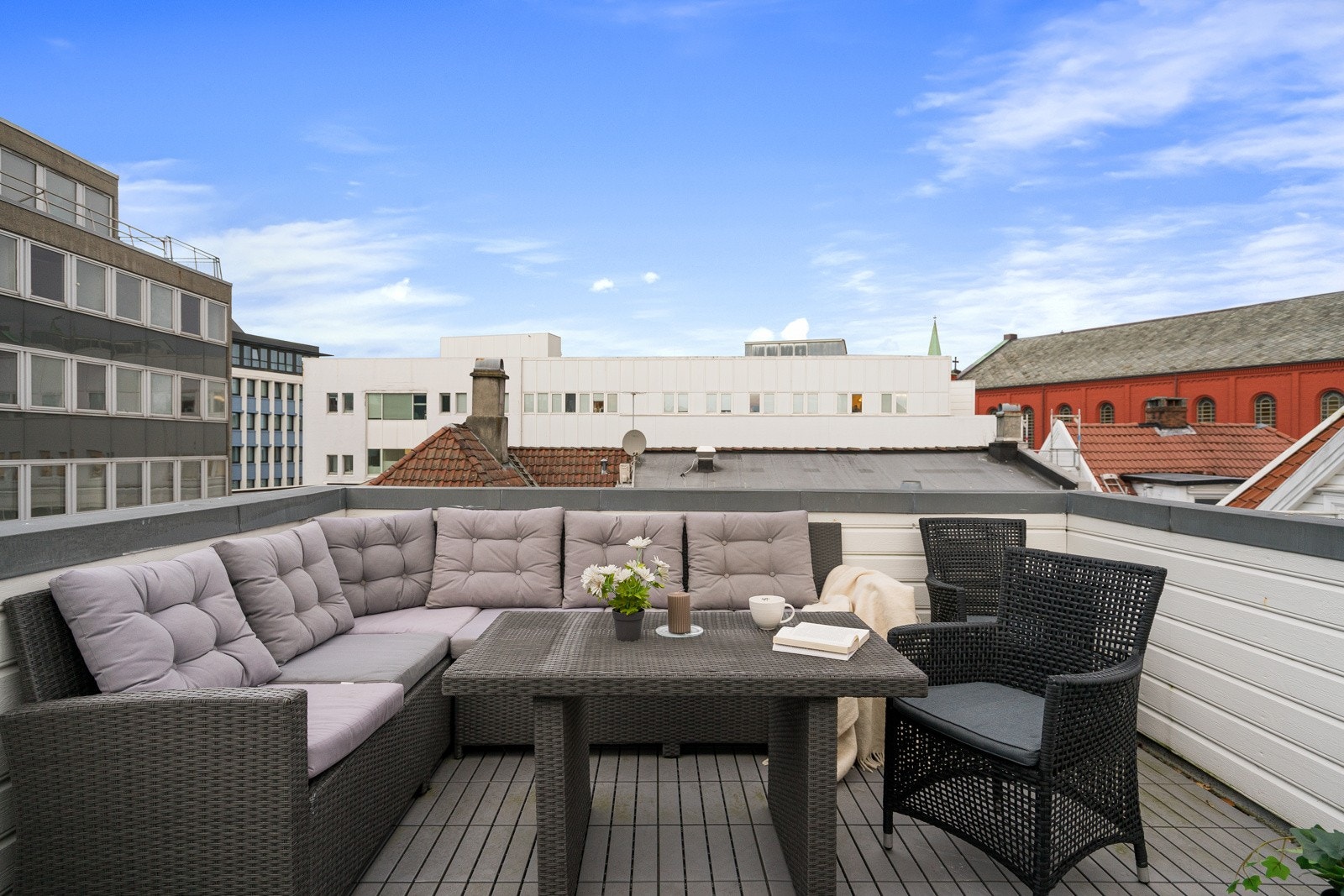 I sameiet er det en felles takterrasse med sol fra morgen til kveld. Galleribilde