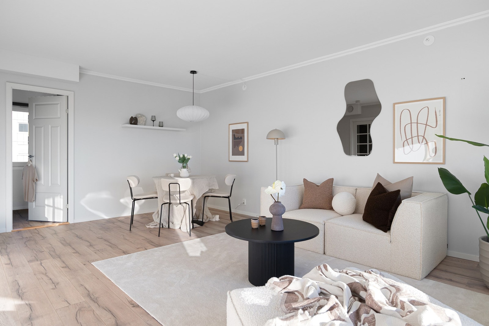 - God plass til en koselig sofakrok. Grunnpakke med tv/internett fra Telia inkludert i felleskostnadene - Galleribilde