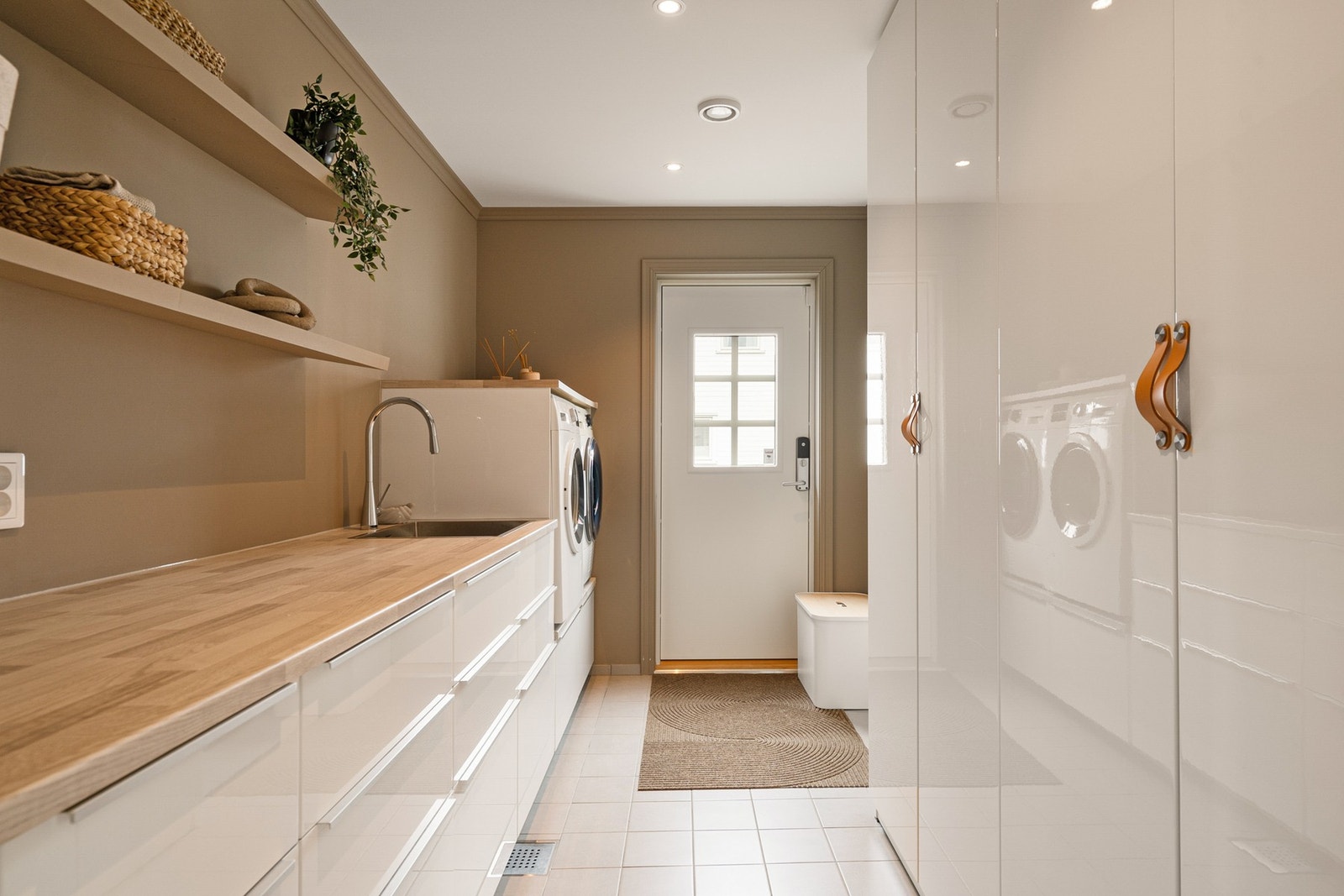 Stort og praktisk vaskerom med egen inngang; perfekt for deg med hund Galleribilde