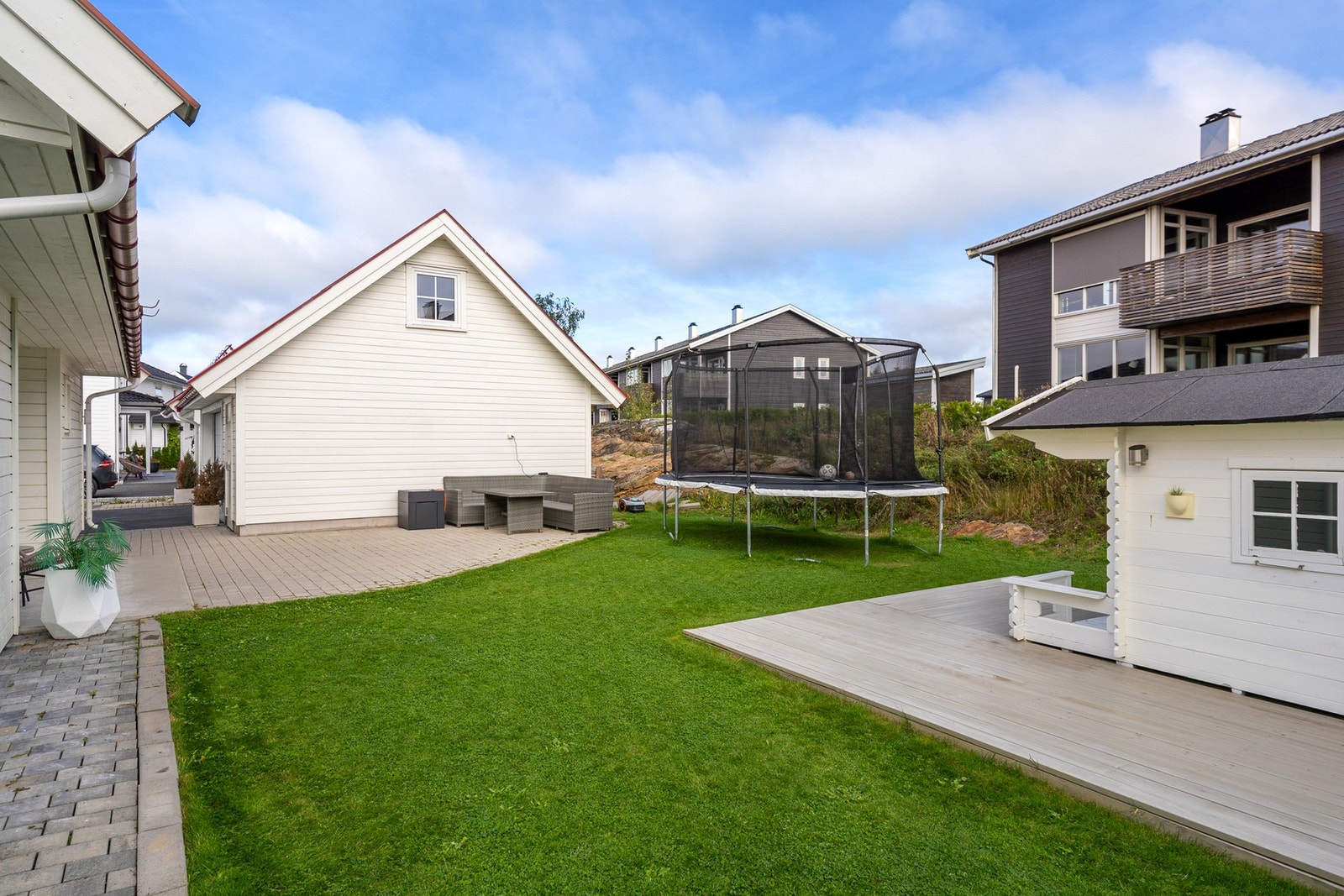 Bilen parkerer du i garasje eller i innkjørselen Galleribilde