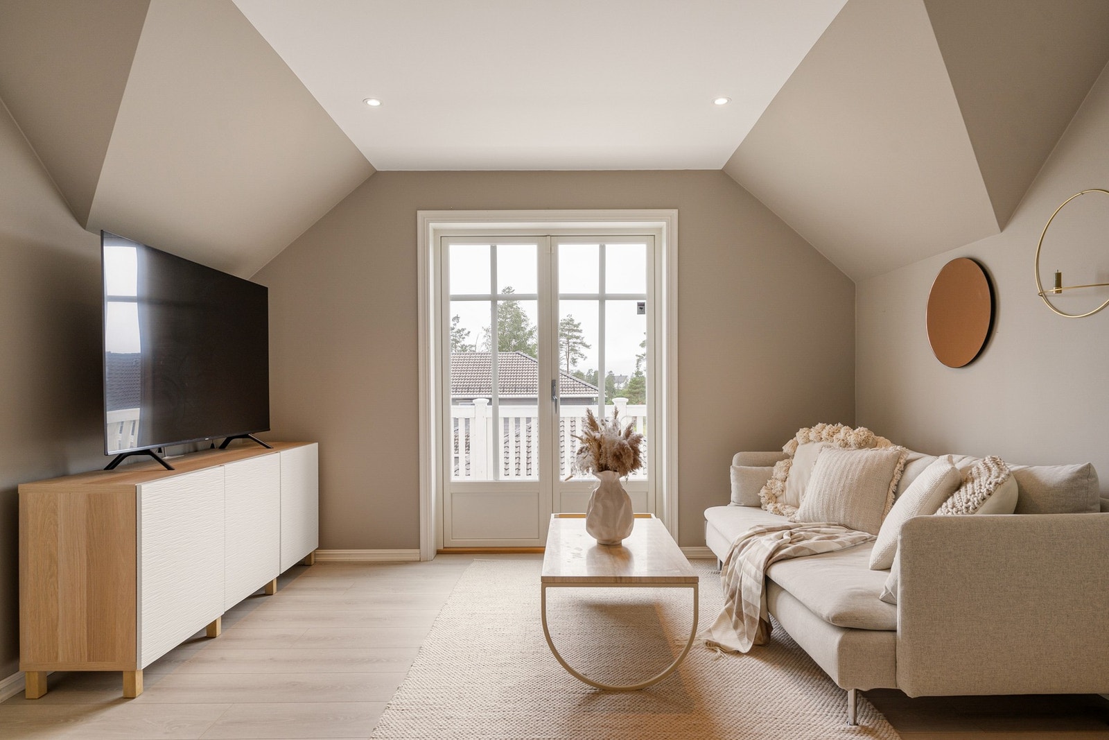 Det er også utgang til balkong fra stuen Galleribilde