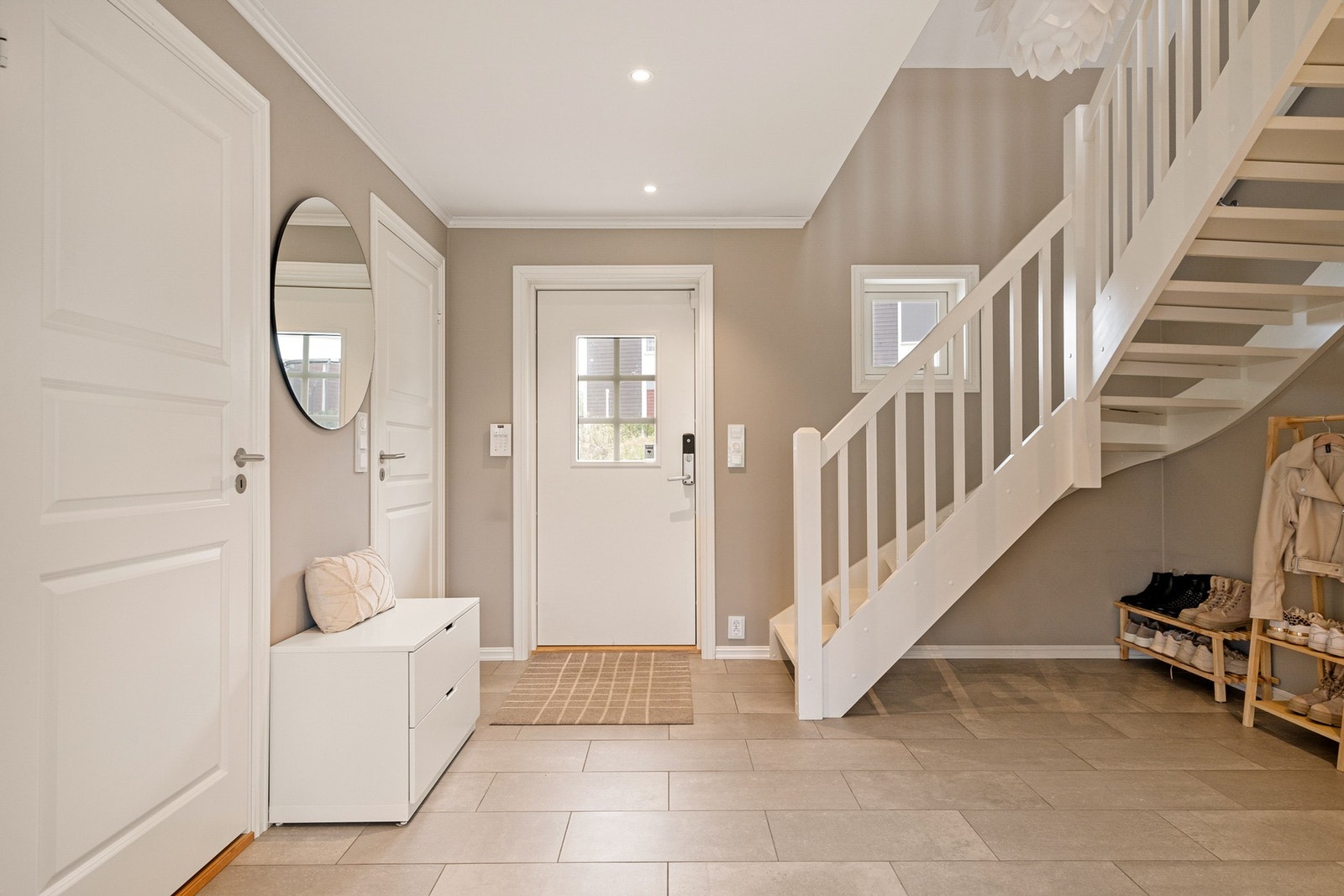 Stor, flislagt hall med avdeling for å henge fra deg ytterplagget Galleribilde