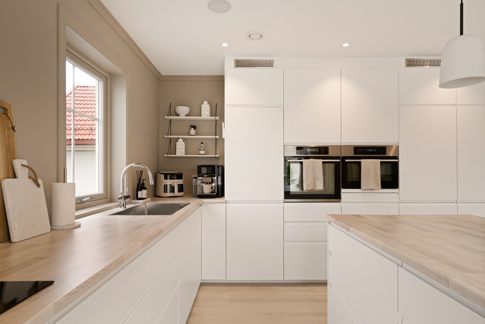 Integrerte hvitevarer, god benkeplass, rikelig skapplass Galleribilde