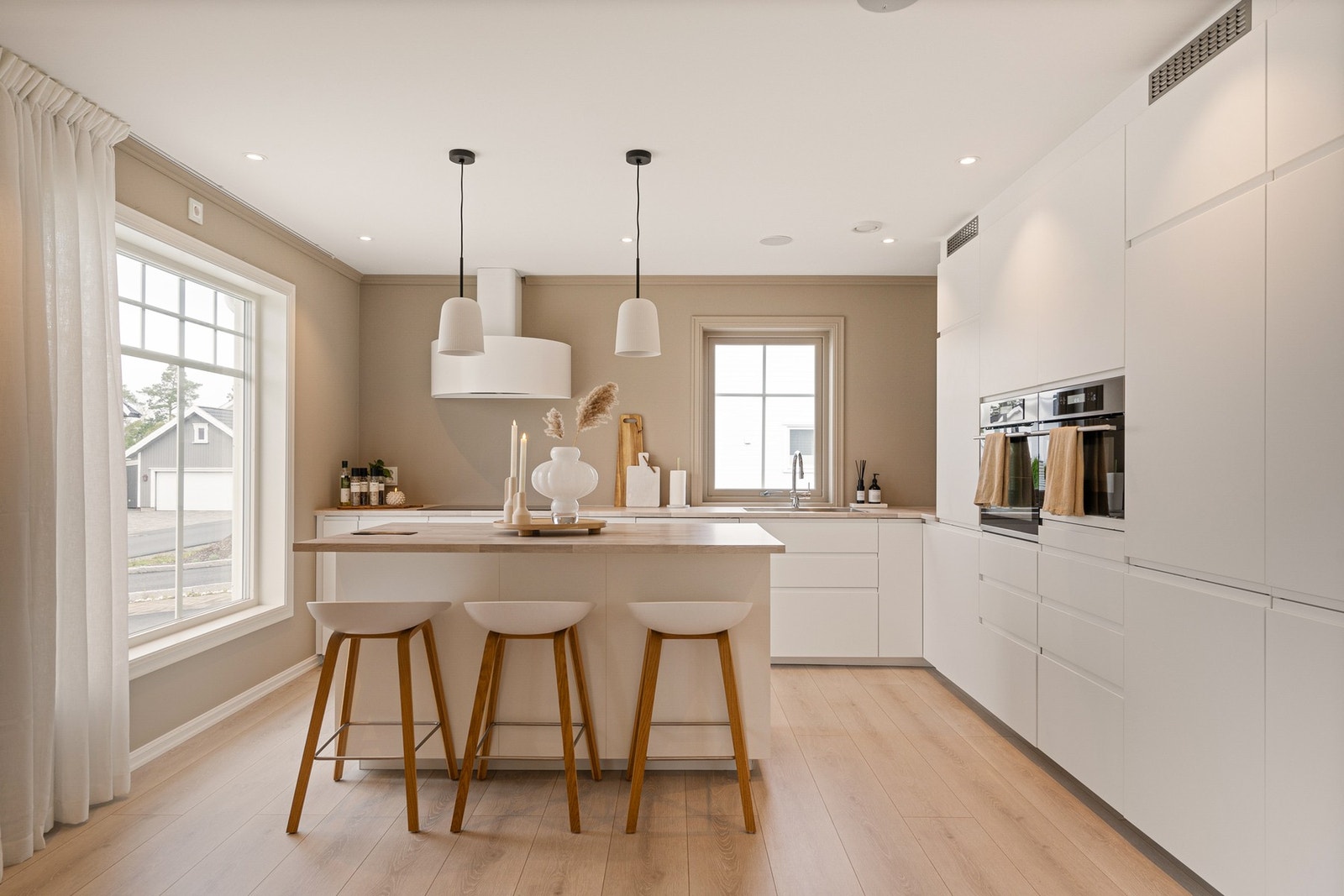 Pent kjøkken i hvit innredning Galleribilde