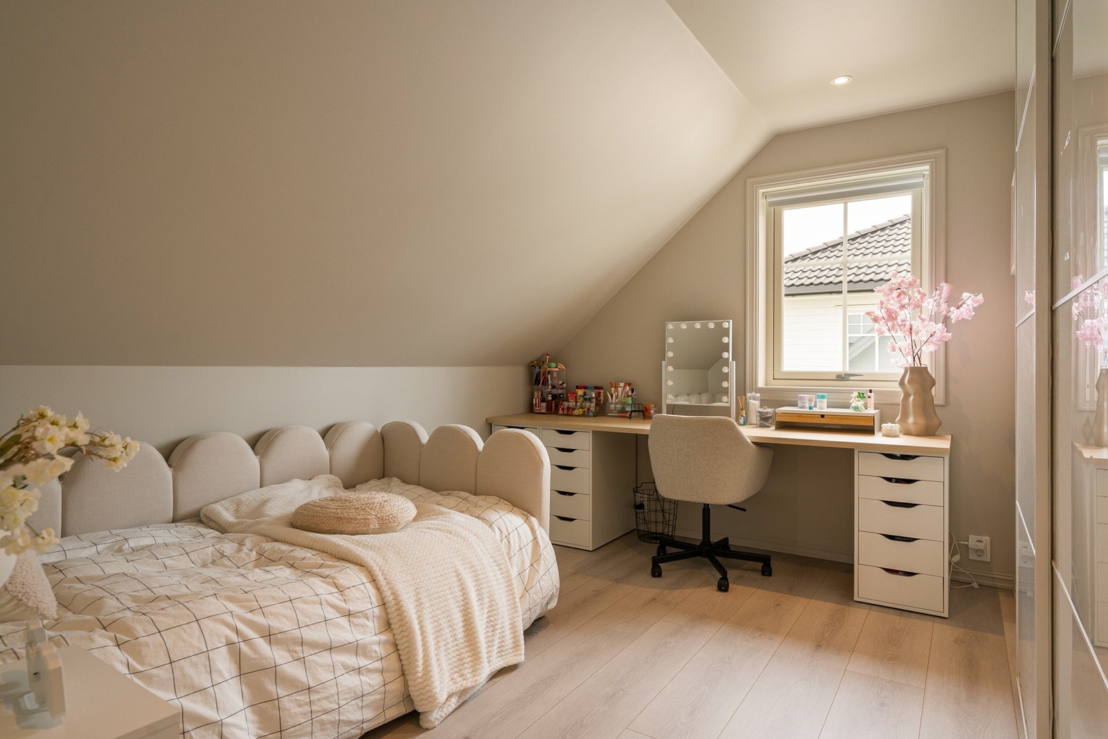 Soverom 2 - alle er gjennomført i den samme, fine tonen Galleribilde