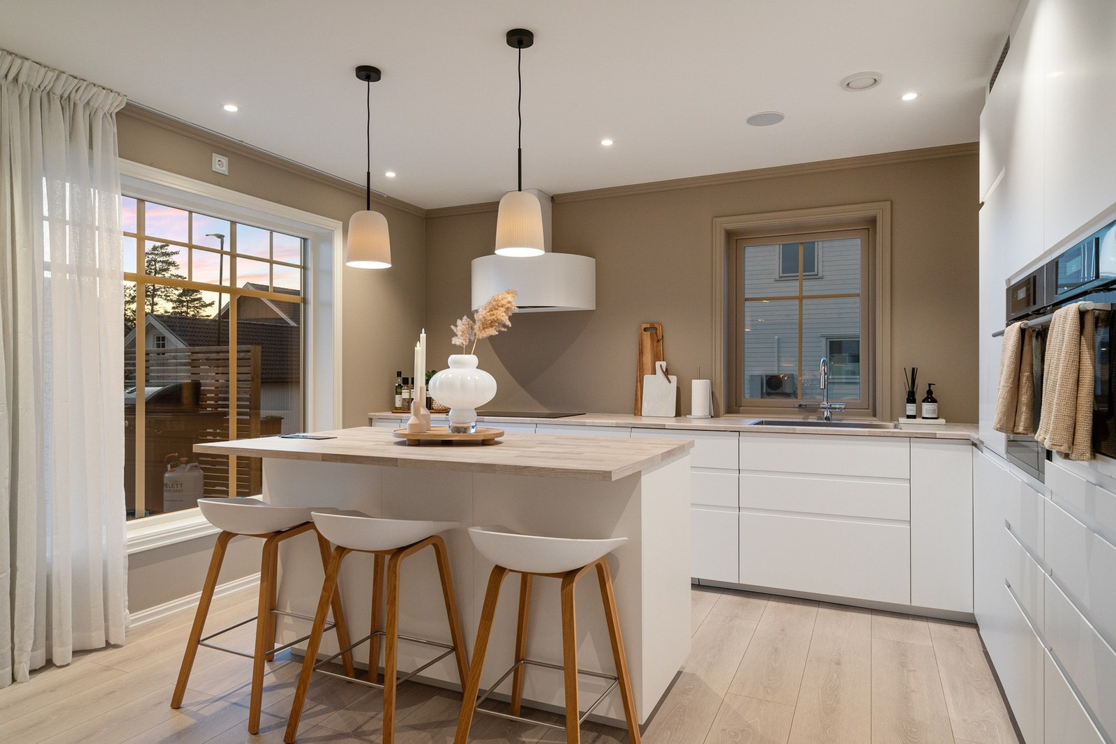 Boligens rom oser rene og elegante overflater Galleribilde