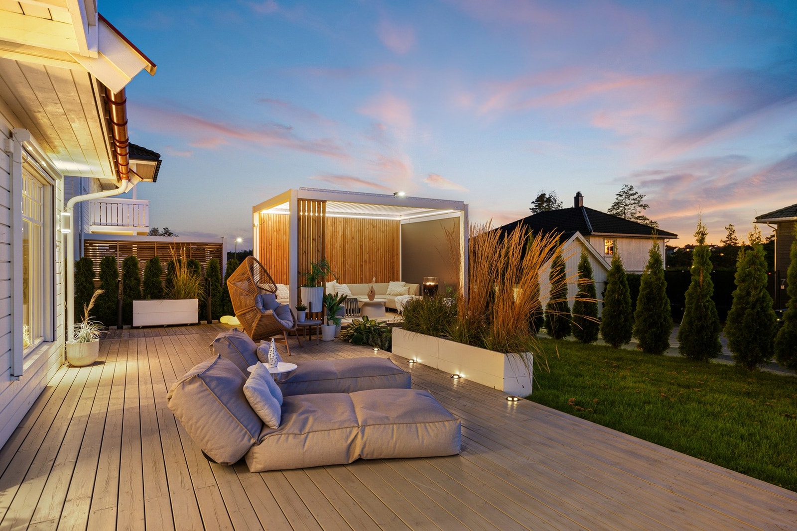 Utearealet er fantastisk opparbeidet med flere soner for hygge, moro og god mat Galleribilde