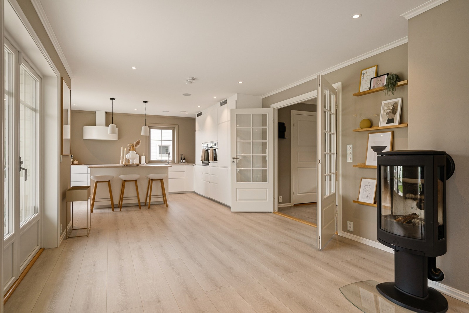 Stuen er lettmøblert med spisedel og stuedel i egne soner Galleribilde