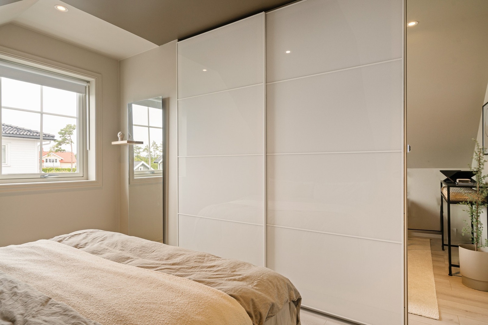 Hovedsoverommet innredet med skyvedørsgarderobe og god plass til annet møblement Galleribilde