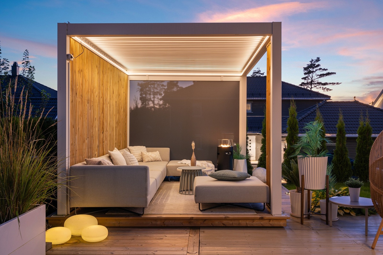 Stilig opplyst pergola vil definitivt være iøynefallende Galleribilde