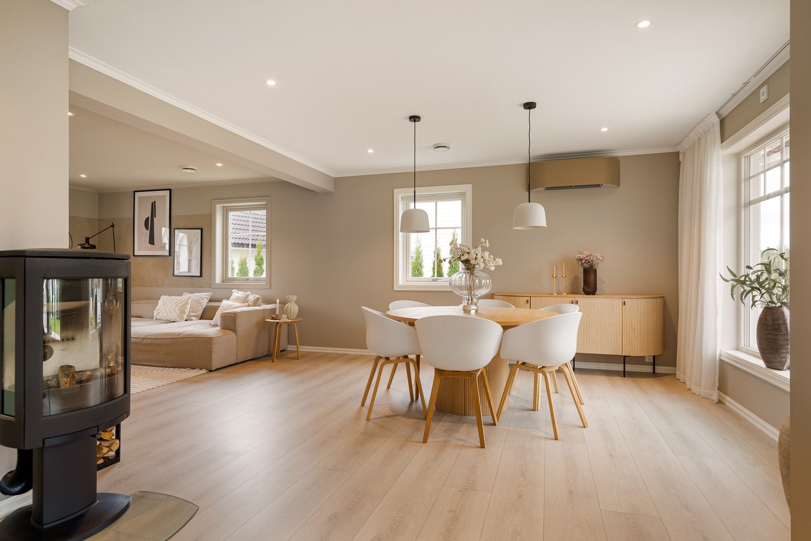 Peisovn nytes fra flere hjørner i rommet Galleribilde