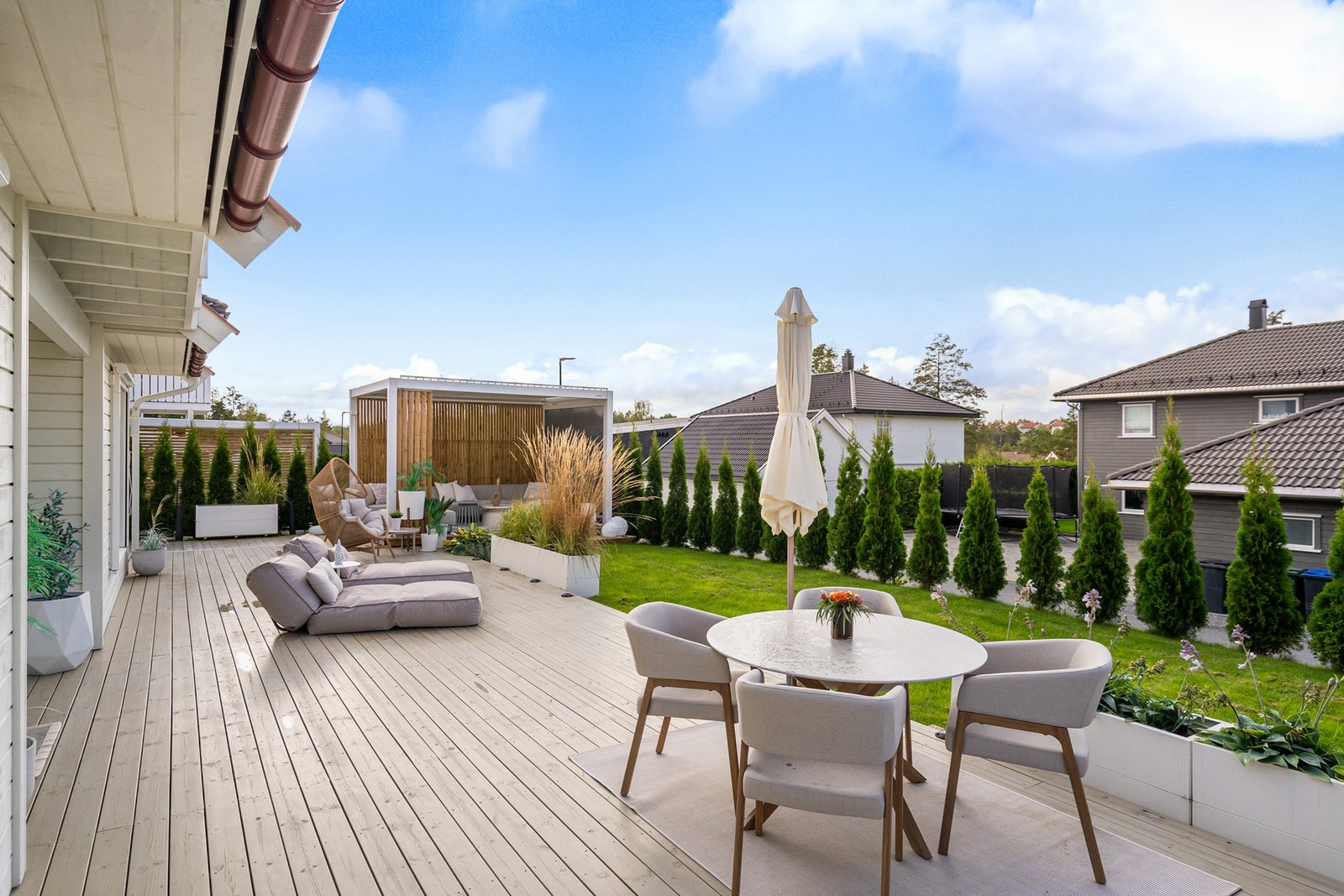 Inviter til hageselskaper med mat og morsomme aktiviteter Galleribilde