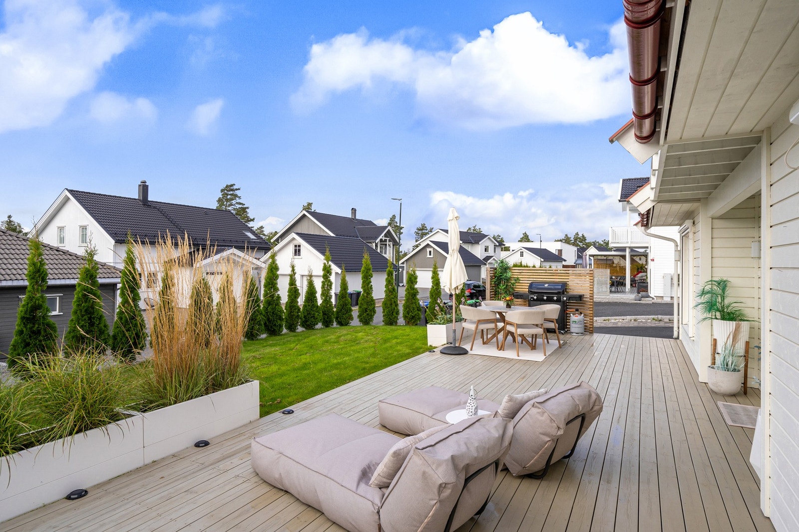 Sommerstid forlenger du stuen via doble dører Galleribilde