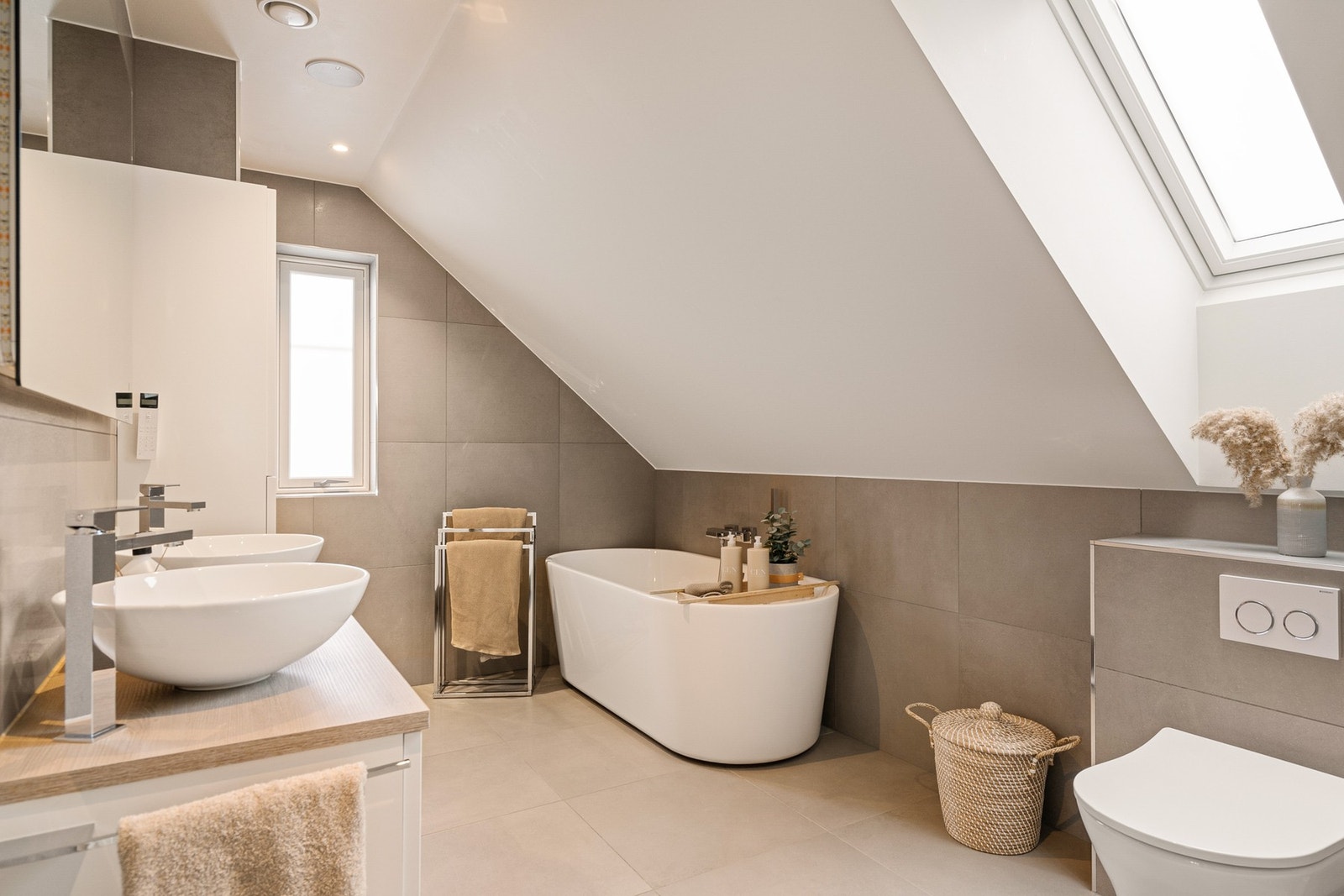 Boligens private bad er stort og delikat utført Galleribilde