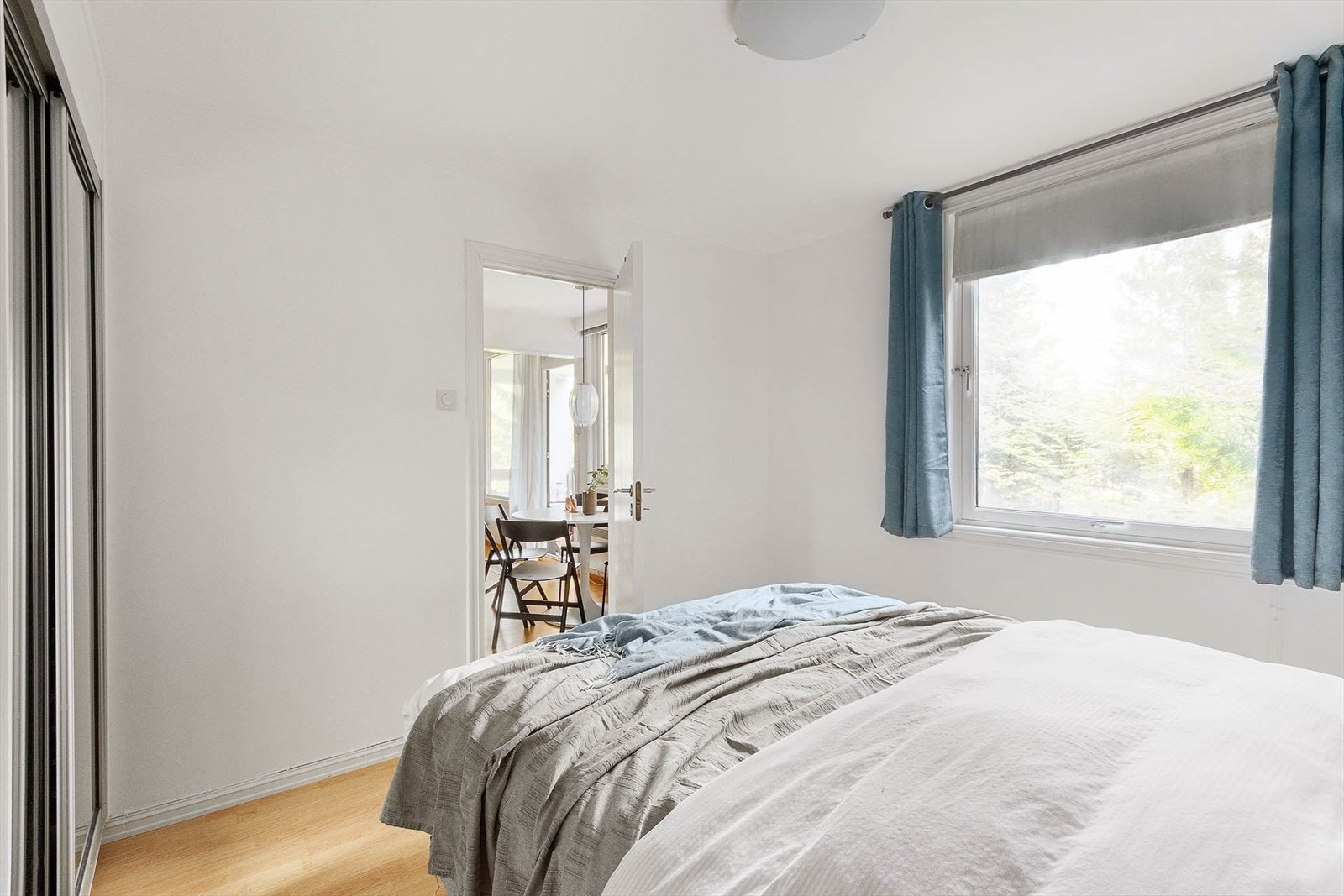 Soverommet er malt i behagelige farger og har laminatgulv Galleribilde