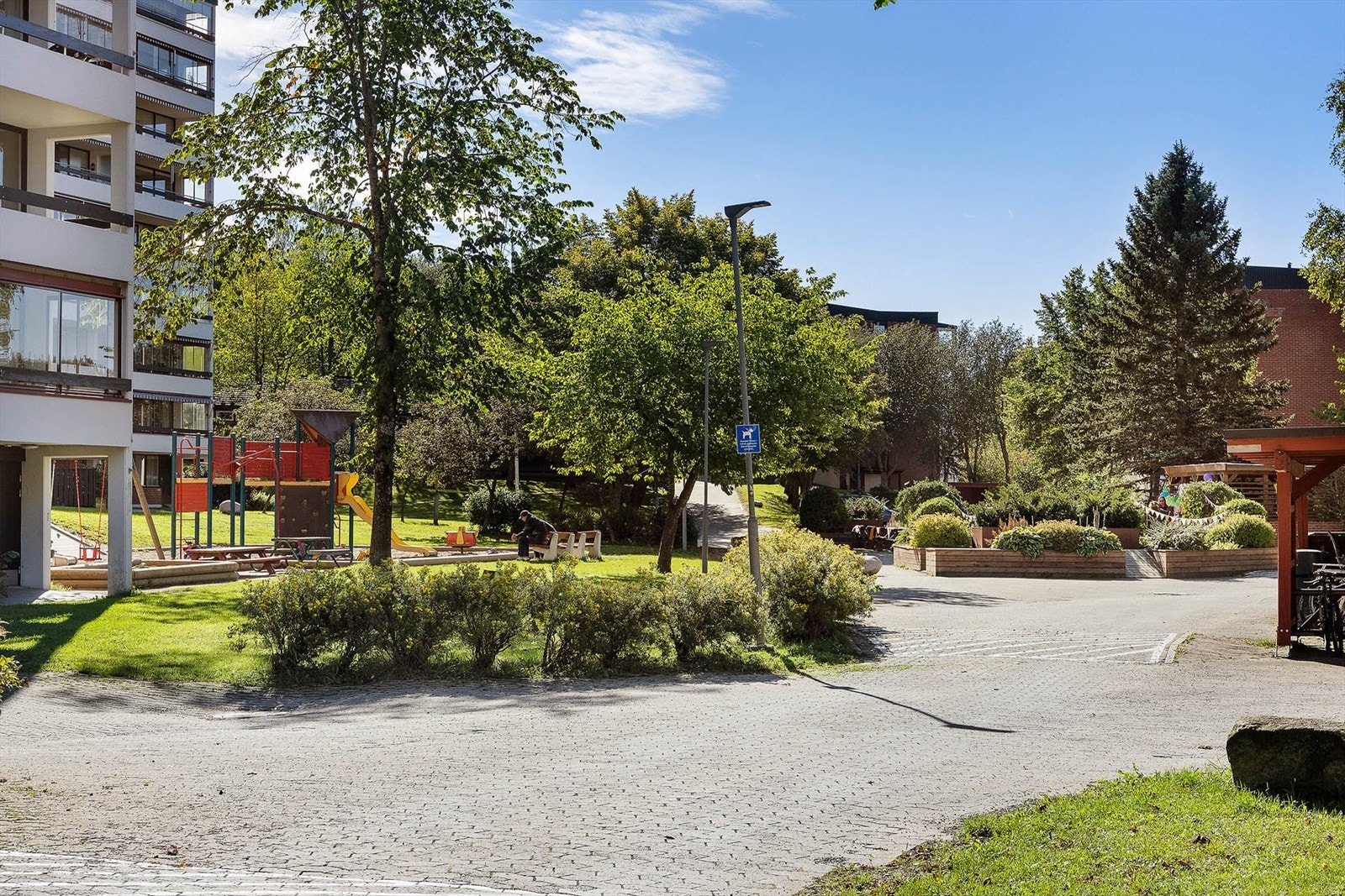 Borettslaget er parkmessig opparbeidet med bilfrie gangveier, flere lekeplasser, sittegrupper, grillplass og ballbinge, samt akebakke om vinteren. Galleribilde
